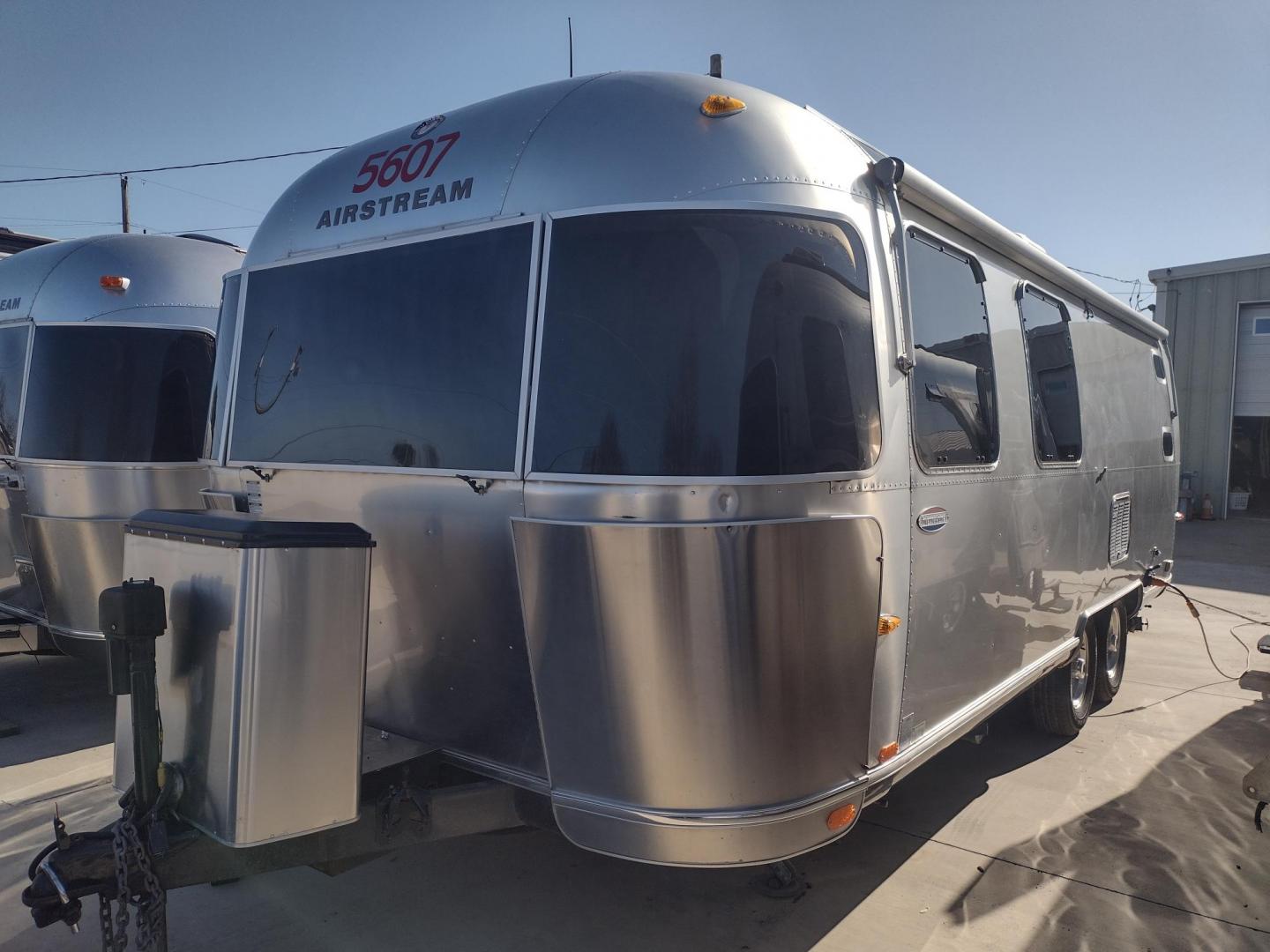 2007 Silver Airstream OCEAN BREEZE 25CCD 25CCD (1STCFYJ2X7J) , located at 17760 Hwy 62, Morris, OK, 74445, 35.609104, -95.877060 - CAMPING SEASON IS HERE GRAB IT WHILE YOU CAN!!! A 2007 AIRSTREAM INTERNATIONAL OCEAN BREEZE 25CCD OVERALL 26FT. IN THE FRONT IS THE LIVING/KITCHEN AREA THAT FEATURES A CLOTH COUCH WITH OVERHEAD CABINET, STORAGE UNDER THE COUCH, BOOTH STYLE DINETTE THAT FOLDS DOWN FOR ADDITIONAL SLEEPING, OVERHEAD C - Photo#0