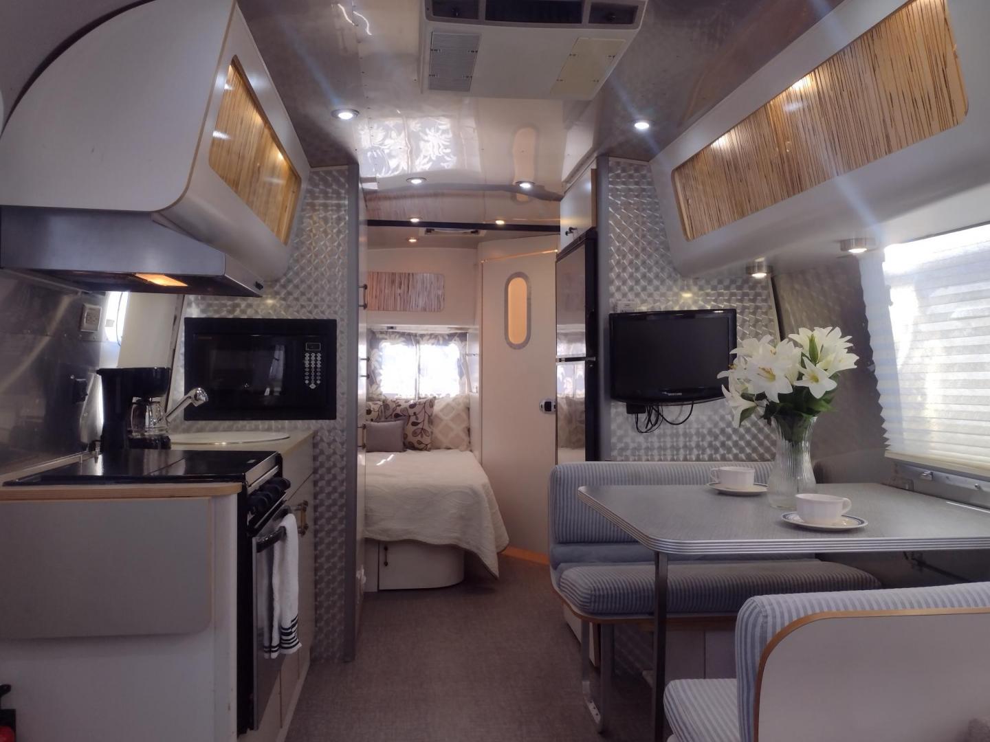 2007 Silver Airstream OCEAN BREEZE 25CCD 25CCD (1STCFYJ2X7J) , located at 17760 Hwy 62, Morris, OK, 74445, 35.609104, -95.877060 - CAMPING SEASON IS HERE GRAB IT WHILE YOU CAN!!! A 2007 AIRSTREAM INTERNATIONAL OCEAN BREEZE 25CCD OVERALL 26FT. IN THE FRONT IS THE LIVING/KITCHEN AREA THAT FEATURES A CLOTH COUCH WITH OVERHEAD CABINET, STORAGE UNDER THE COUCH, BOOTH STYLE DINETTE THAT FOLDS DOWN FOR ADDITIONAL SLEEPING, OVERHEAD C - Photo#10