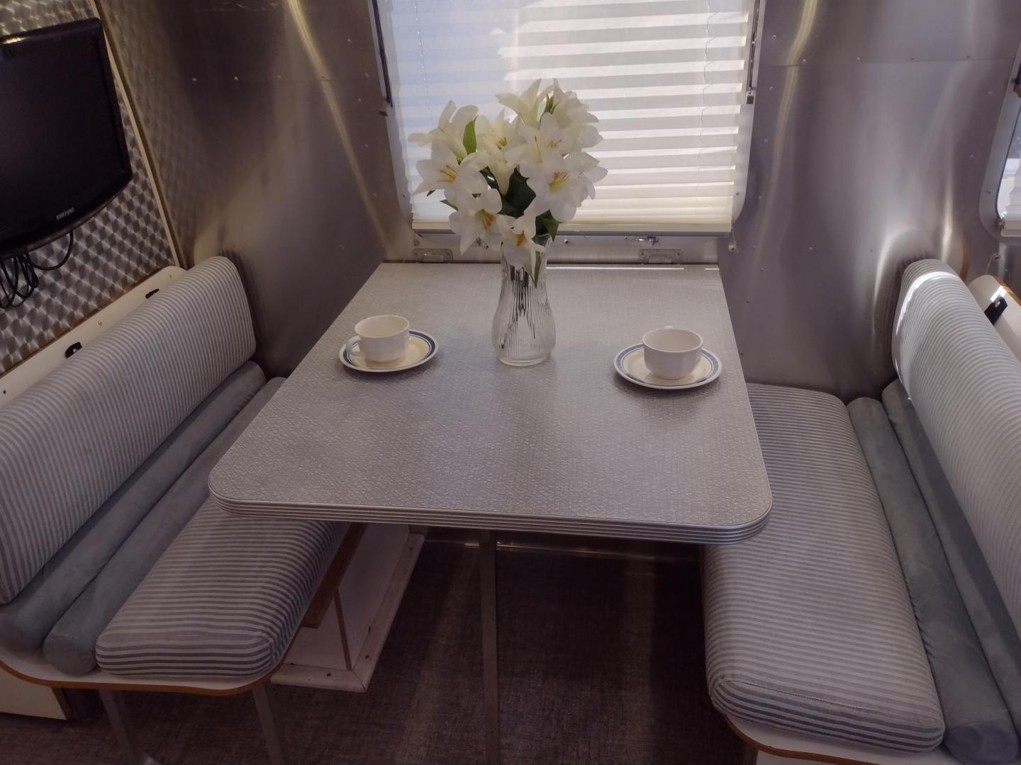 2007 Silver Airstream OCEAN BREEZE 25CCD 25CCD (1STCFYJ2X7J) , located at 17760 Hwy 62, Morris, OK, 74445, 35.609104, -95.877060 - CAMPING SEASON IS HERE GRAB IT WHILE YOU CAN!!! A 2007 AIRSTREAM INTERNATIONAL OCEAN BREEZE 25CCD OVERALL 26FT. IN THE FRONT IS THE LIVING/KITCHEN AREA THAT FEATURES A CLOTH COUCH WITH OVERHEAD CABINET, STORAGE UNDER THE COUCH, BOOTH STYLE DINETTE THAT FOLDS DOWN FOR ADDITIONAL SLEEPING, OVERHEAD C - Photo#11