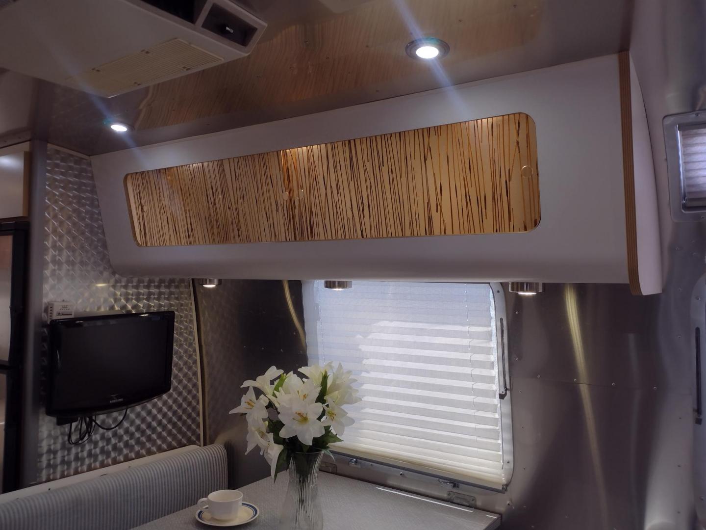2007 Silver Airstream OCEAN BREEZE 25CCD 25CCD (1STCFYJ2X7J) , located at 17760 Hwy 62, Morris, OK, 74445, 35.609104, -95.877060 - CAMPING SEASON IS HERE GRAB IT WHILE YOU CAN!!! A 2007 AIRSTREAM INTERNATIONAL OCEAN BREEZE 25CCD OVERALL 26FT. IN THE FRONT IS THE LIVING/KITCHEN AREA THAT FEATURES A CLOTH COUCH WITH OVERHEAD CABINET, STORAGE UNDER THE COUCH, BOOTH STYLE DINETTE THAT FOLDS DOWN FOR ADDITIONAL SLEEPING, OVERHEAD C - Photo#12