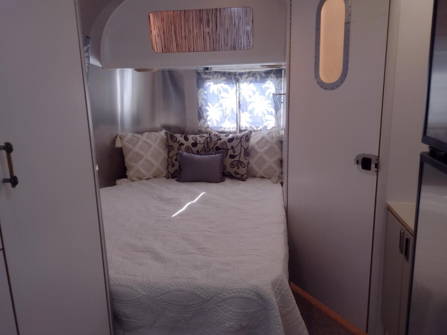 2007 Silver Airstream OCEAN BREEZE 25CCD 25CCD (1STCFYJ2X7J) , located at 17760 Hwy 62, Morris, OK, 74445, 35.609104, -95.877060 - CAMPING SEASON IS HERE GRAB IT WHILE YOU CAN!!! A 2007 AIRSTREAM INTERNATIONAL OCEAN BREEZE 25CCD OVERALL 26FT. IN THE FRONT IS THE LIVING/KITCHEN AREA THAT FEATURES A CLOTH COUCH WITH OVERHEAD CABINET, STORAGE UNDER THE COUCH, BOOTH STYLE DINETTE THAT FOLDS DOWN FOR ADDITIONAL SLEEPING, OVERHEAD C - Photo#23