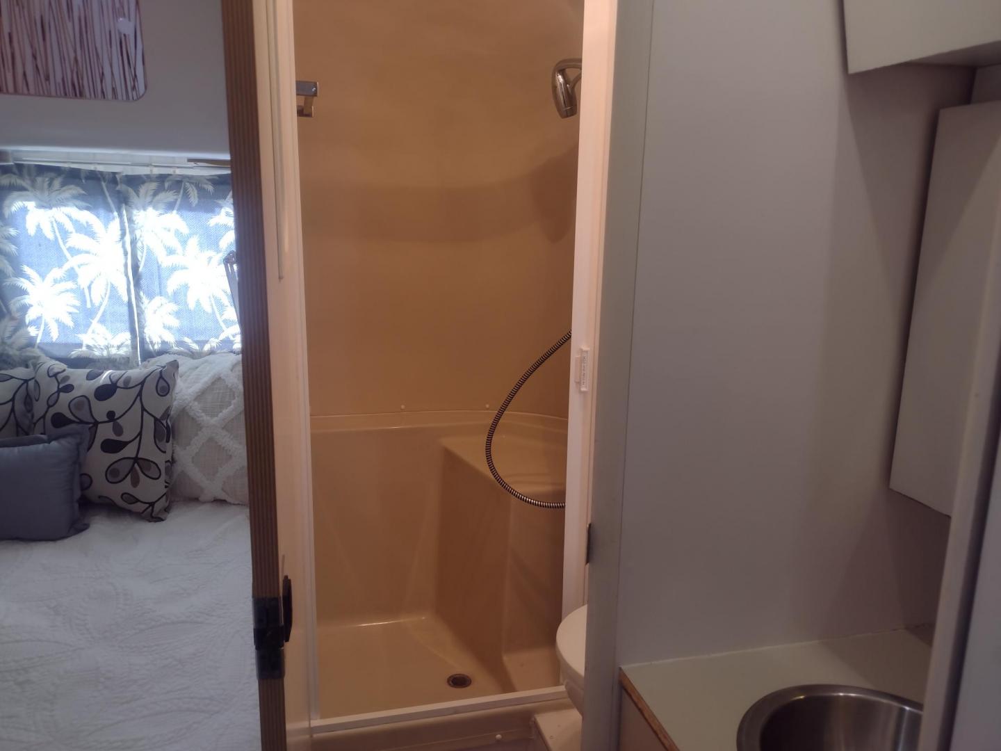 2007 Silver Airstream OCEAN BREEZE 25CCD 25CCD (1STCFYJ2X7J) , located at 17760 Hwy 62, Morris, OK, 74445, 35.609104, -95.877060 - CAMPING SEASON IS HERE GRAB IT WHILE YOU CAN!!! A 2007 AIRSTREAM INTERNATIONAL OCEAN BREEZE 25CCD OVERALL 26FT. IN THE FRONT IS THE LIVING/KITCHEN AREA THAT FEATURES A CLOTH COUCH WITH OVERHEAD CABINET, STORAGE UNDER THE COUCH, BOOTH STYLE DINETTE THAT FOLDS DOWN FOR ADDITIONAL SLEEPING, OVERHEAD C - Photo#27