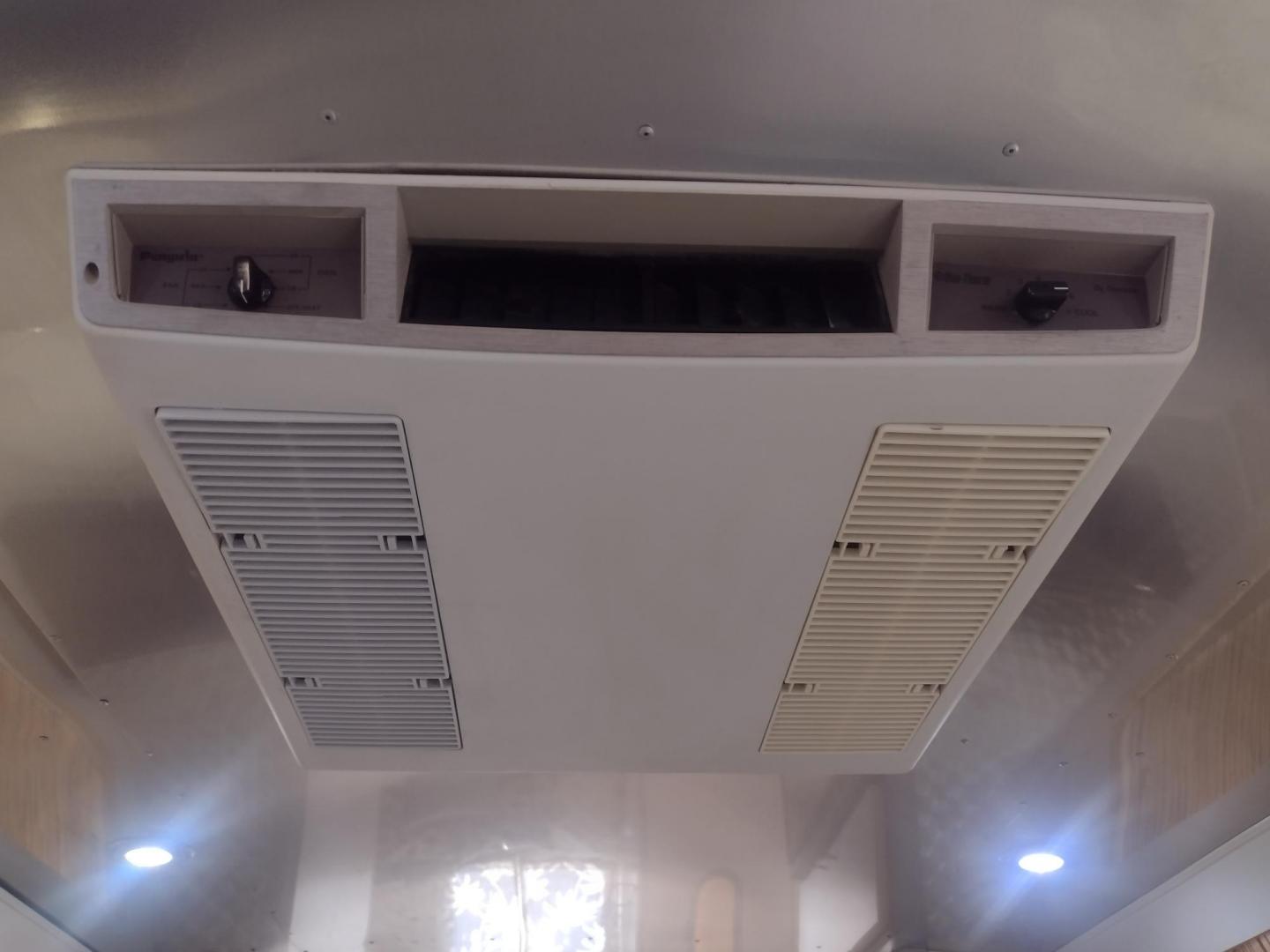 2007 Silver Airstream OCEAN BREEZE 25CCD 25CCD (1STCFYJ2X7J) , located at 17760 Hwy 62, Morris, OK, 74445, 35.609104, -95.877060 - CAMPING SEASON IS HERE GRAB IT WHILE YOU CAN!!! A 2007 AIRSTREAM INTERNATIONAL OCEAN BREEZE 25CCD OVERALL 26FT. IN THE FRONT IS THE LIVING/KITCHEN AREA THAT FEATURES A CLOTH COUCH WITH OVERHEAD CABINET, STORAGE UNDER THE COUCH, BOOTH STYLE DINETTE THAT FOLDS DOWN FOR ADDITIONAL SLEEPING, OVERHEAD C - Photo#29