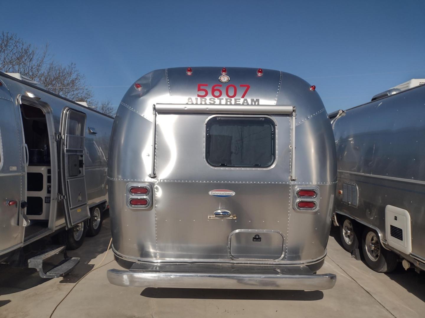 2007 Silver Airstream OCEAN BREEZE 25CCD 25CCD (1STCFYJ2X7J) , located at 17760 Hwy 62, Morris, OK, 74445, 35.609104, -95.877060 - CAMPING SEASON IS HERE GRAB IT WHILE YOU CAN!!! A 2007 AIRSTREAM INTERNATIONAL OCEAN BREEZE 25CCD OVERALL 26FT. IN THE FRONT IS THE LIVING/KITCHEN AREA THAT FEATURES A CLOTH COUCH WITH OVERHEAD CABINET, STORAGE UNDER THE COUCH, BOOTH STYLE DINETTE THAT FOLDS DOWN FOR ADDITIONAL SLEEPING, OVERHEAD C - Photo#4