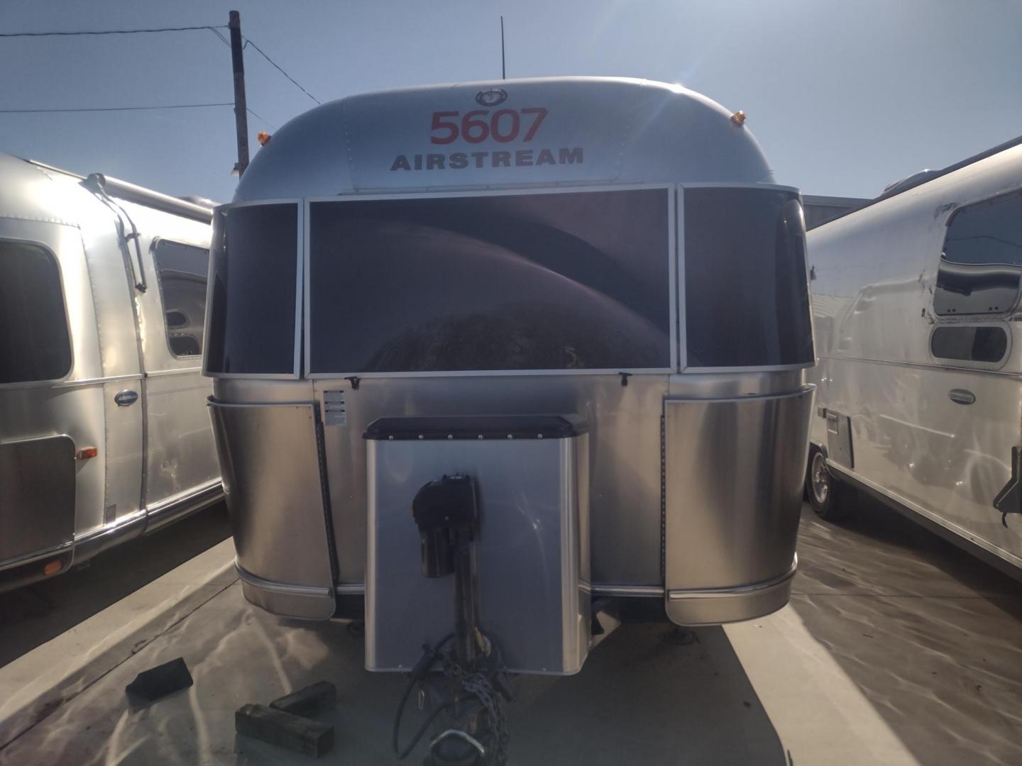2007 Silver Airstream OCEAN BREEZE 25CCD 25CCD (1STCFYJ2X7J) , located at 17760 Hwy 62, Morris, OK, 74445, 35.609104, -95.877060 - CAMPING SEASON IS HERE GRAB IT WHILE YOU CAN!!! A 2007 AIRSTREAM INTERNATIONAL OCEAN BREEZE 25CCD OVERALL 26FT. IN THE FRONT IS THE LIVING/KITCHEN AREA THAT FEATURES A CLOTH COUCH WITH OVERHEAD CABINET, STORAGE UNDER THE COUCH, BOOTH STYLE DINETTE THAT FOLDS DOWN FOR ADDITIONAL SLEEPING, OVERHEAD C - Photo#1