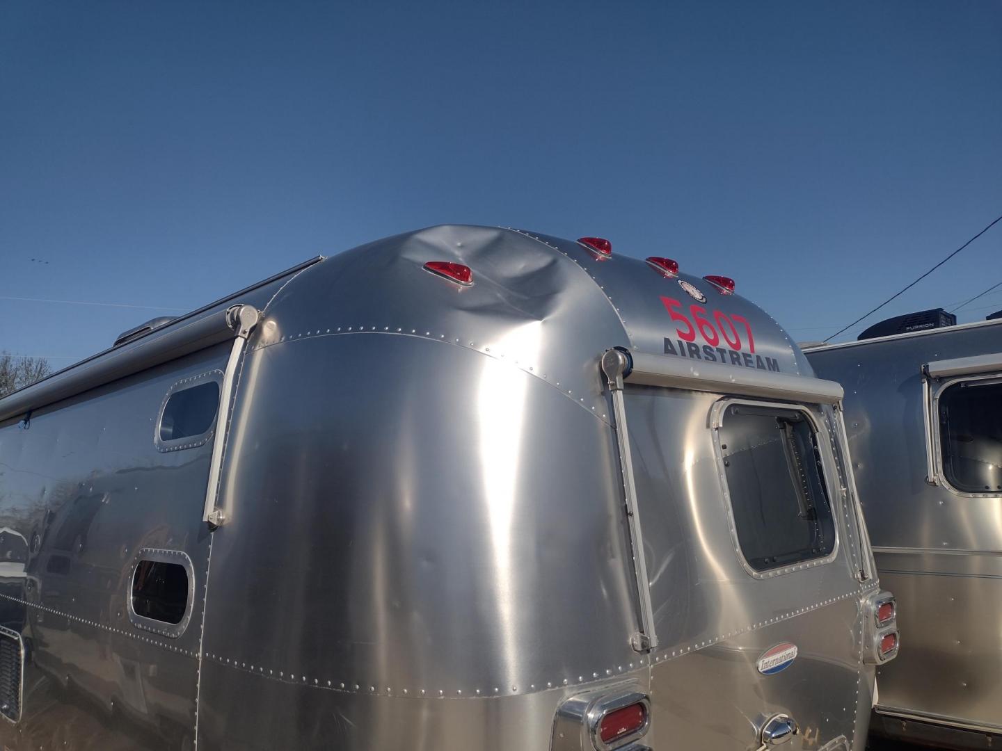 2007 Silver Airstream OCEAN BREEZE 25CCD 25CCD (1STCFYJ2X7J) , located at 17760 Hwy 62, Morris, OK, 74445, 35.609104, -95.877060 - CAMPING SEASON IS HERE GRAB IT WHILE YOU CAN!!! A 2007 AIRSTREAM INTERNATIONAL OCEAN BREEZE 25CCD OVERALL 26FT. IN THE FRONT IS THE LIVING/KITCHEN AREA THAT FEATURES A CLOTH COUCH WITH OVERHEAD CABINET, STORAGE UNDER THE COUCH, BOOTH STYLE DINETTE THAT FOLDS DOWN FOR ADDITIONAL SLEEPING, OVERHEAD C - Photo#31
