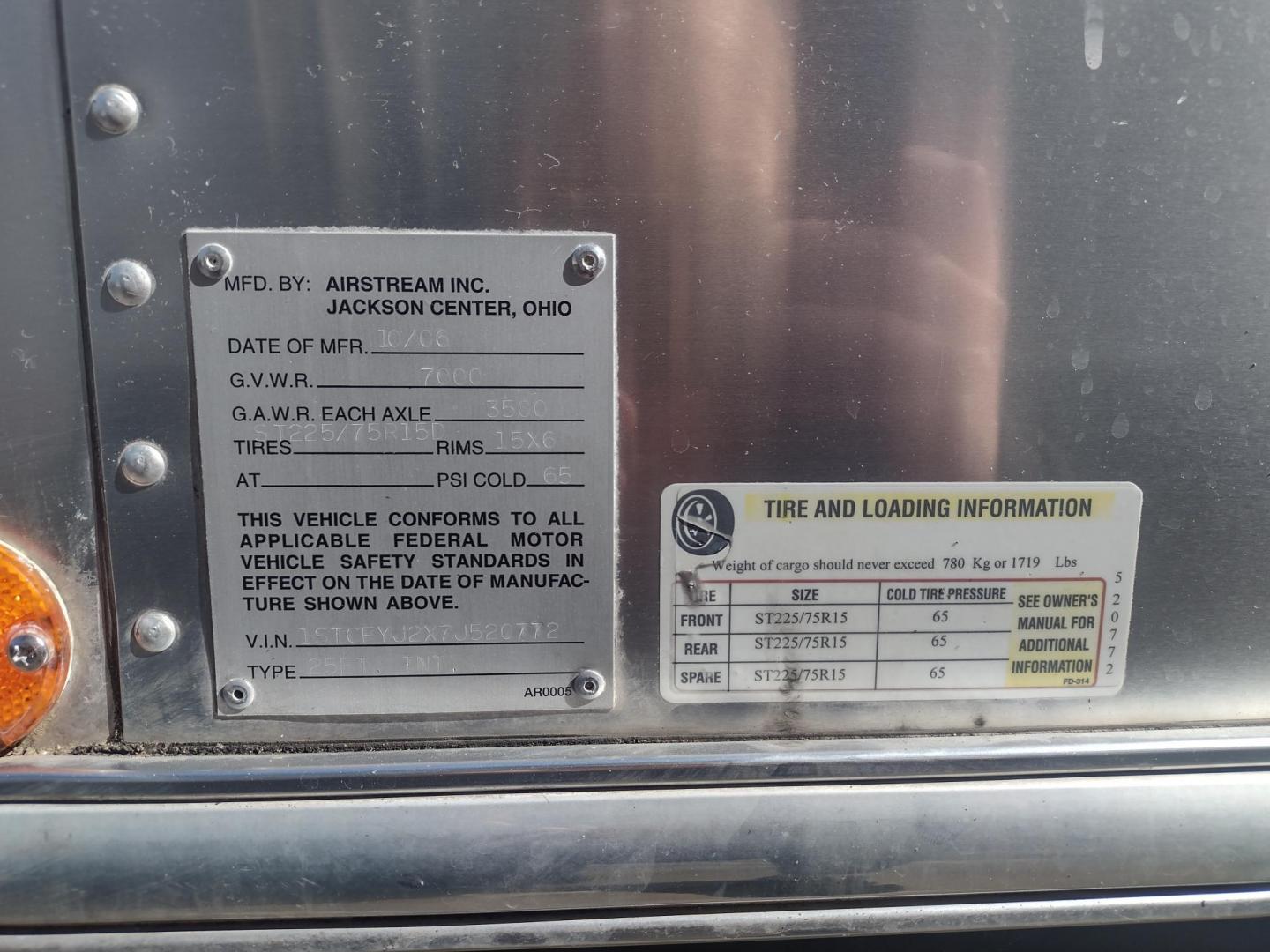 2007 Silver Airstream OCEAN BREEZE 25CCD 25CCD (1STCFYJ2X7J) , located at 17760 Hwy 62, Morris, OK, 74445, 35.609104, -95.877060 - CAMPING SEASON IS HERE GRAB IT WHILE YOU CAN!!! A 2007 AIRSTREAM INTERNATIONAL OCEAN BREEZE 25CCD OVERALL 26FT. IN THE FRONT IS THE LIVING/KITCHEN AREA THAT FEATURES A CLOTH COUCH WITH OVERHEAD CABINET, STORAGE UNDER THE COUCH, BOOTH STYLE DINETTE THAT FOLDS DOWN FOR ADDITIONAL SLEEPING, OVERHEAD C - Photo#34