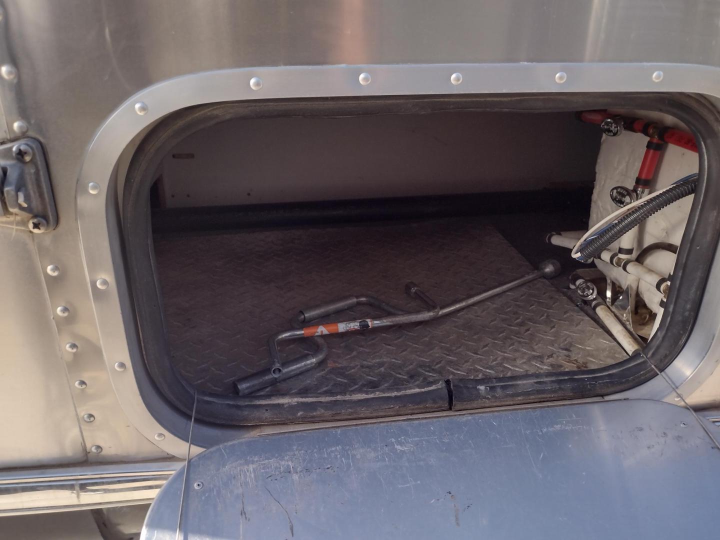 2007 Silver Airstream OCEAN BREEZE 25CCD 25CCD (1STCFYJ2X7J) , located at 17760 Hwy 62, Morris, OK, 74445, 35.609104, -95.877060 - CAMPING SEASON IS HERE GRAB IT WHILE YOU CAN!!! A 2007 AIRSTREAM INTERNATIONAL OCEAN BREEZE 25CCD OVERALL 26FT. IN THE FRONT IS THE LIVING/KITCHEN AREA THAT FEATURES A CLOTH COUCH WITH OVERHEAD CABINET, STORAGE UNDER THE COUCH, BOOTH STYLE DINETTE THAT FOLDS DOWN FOR ADDITIONAL SLEEPING, OVERHEAD C - Photo#33