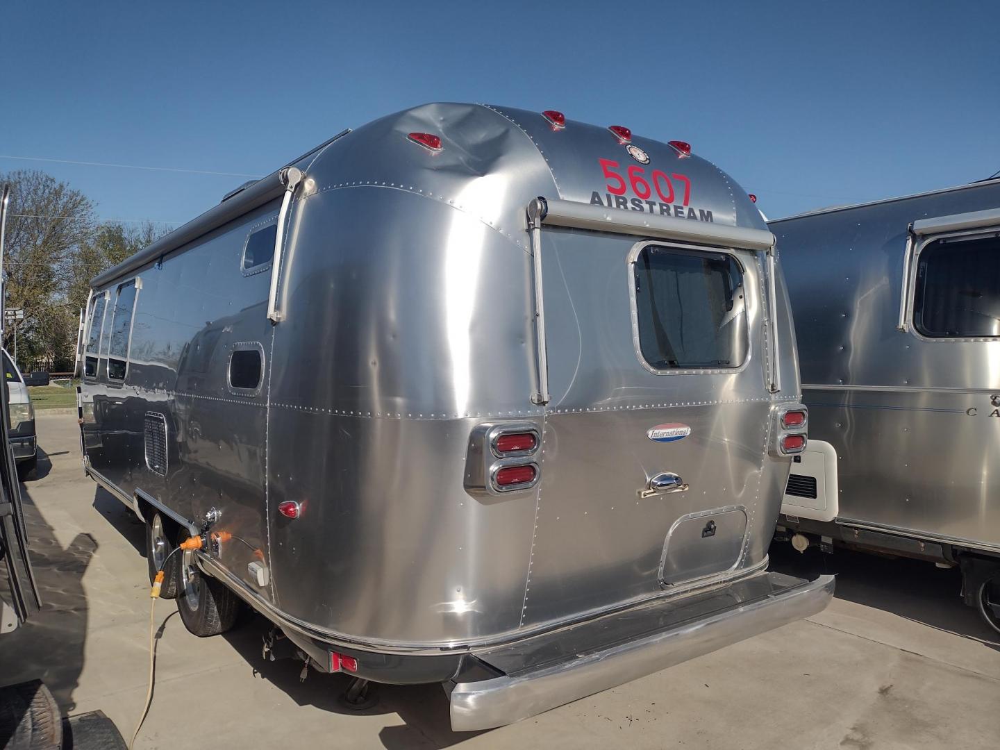 2007 Silver Airstream OCEAN BREEZE 25CCD 25CCD (1STCFYJ2X7J) , located at 17760 Hwy 62, Morris, OK, 74445, 35.609104, -95.877060 - CAMPING SEASON IS HERE GRAB IT WHILE YOU CAN!!! A 2007 AIRSTREAM INTERNATIONAL OCEAN BREEZE 25CCD OVERALL 26FT. IN THE FRONT IS THE LIVING/KITCHEN AREA THAT FEATURES A CLOTH COUCH WITH OVERHEAD CABINET, STORAGE UNDER THE COUCH, BOOTH STYLE DINETTE THAT FOLDS DOWN FOR ADDITIONAL SLEEPING, OVERHEAD C - Photo#5
