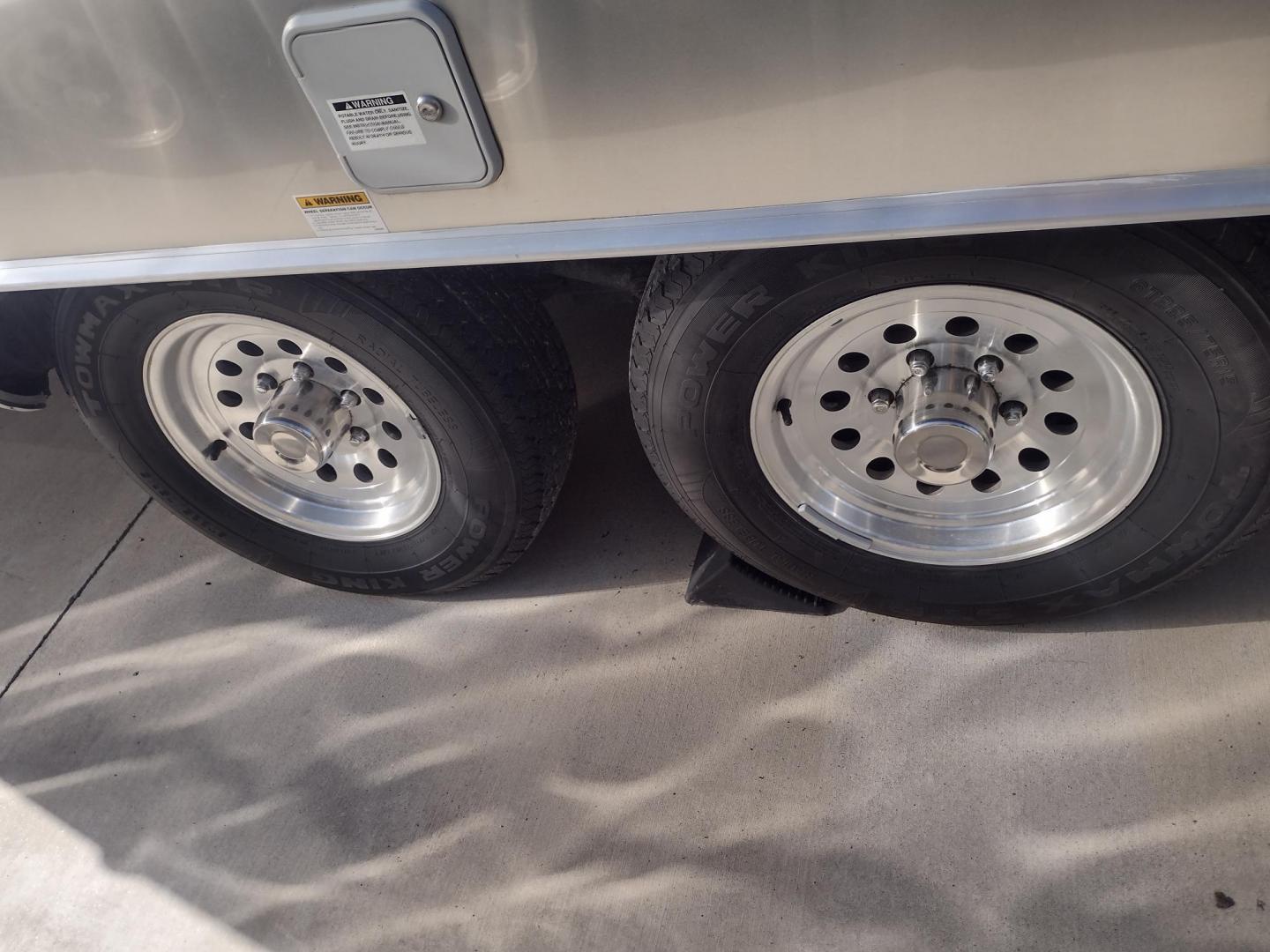 2007 Silver Airstream OCEAN BREEZE 25CCD 25CCD (1STCFYJ2X7J) , located at 17760 Hwy 62, Morris, OK, 74445, 35.609104, -95.877060 - CAMPING SEASON IS HERE GRAB IT WHILE YOU CAN!!! A 2007 AIRSTREAM INTERNATIONAL OCEAN BREEZE 25CCD OVERALL 26FT. IN THE FRONT IS THE LIVING/KITCHEN AREA THAT FEATURES A CLOTH COUCH WITH OVERHEAD CABINET, STORAGE UNDER THE COUCH, BOOTH STYLE DINETTE THAT FOLDS DOWN FOR ADDITIONAL SLEEPING, OVERHEAD C - Photo#7