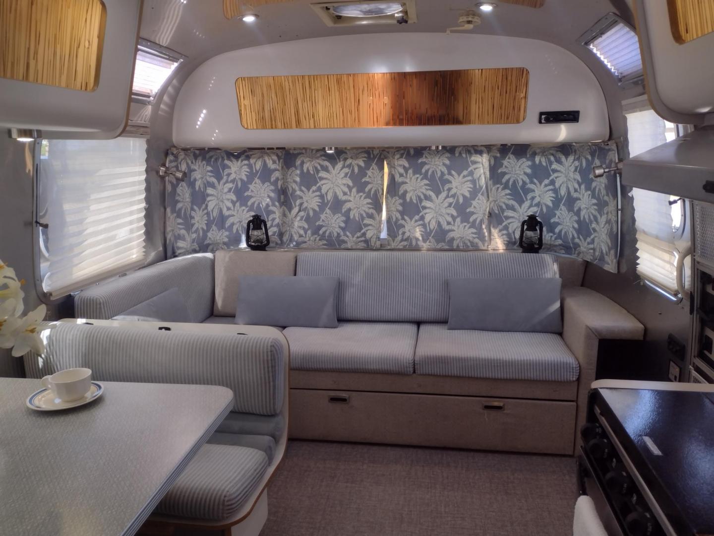 2007 Silver Airstream OCEAN BREEZE 25CCD 25CCD (1STCFYJ2X7J) , located at 17760 Hwy 62, Morris, OK, 74445, 35.609104, -95.877060 - CAMPING SEASON IS HERE GRAB IT WHILE YOU CAN!!! A 2007 AIRSTREAM INTERNATIONAL OCEAN BREEZE 25CCD OVERALL 26FT. IN THE FRONT IS THE LIVING/KITCHEN AREA THAT FEATURES A CLOTH COUCH WITH OVERHEAD CABINET, STORAGE UNDER THE COUCH, BOOTH STYLE DINETTE THAT FOLDS DOWN FOR ADDITIONAL SLEEPING, OVERHEAD C - Photo#9