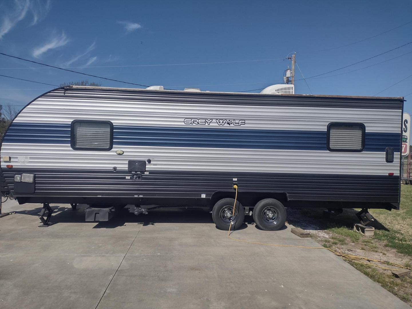 2020 Silver Forest River GREY WOLF PUP 22RR 22RR (4X4TCKX24LK) , located at 17760 Hwy 62, Morris, OK, 74445, 35.609104, -95.877060 - CAMPING SEASON IS HERE! CHECK OUT THIS 2020 FOREST RIVER GREY WOLF PUP TOY HAULER 22RR 29FT OVERALL WITH A 15FT POWER AWNING. IN THE LIVING/KITCHEN AREA IS A FARM STYLE SINK WITH OVERHEAD CABINETS, 3 BURNER STOVE WITH OVEN, OVERHEAD MICROWAVE, PANTRY, MID-SIZE FRIDGE, AM/FM RADIO, BOOTH STYLE DINETT - Photo#3