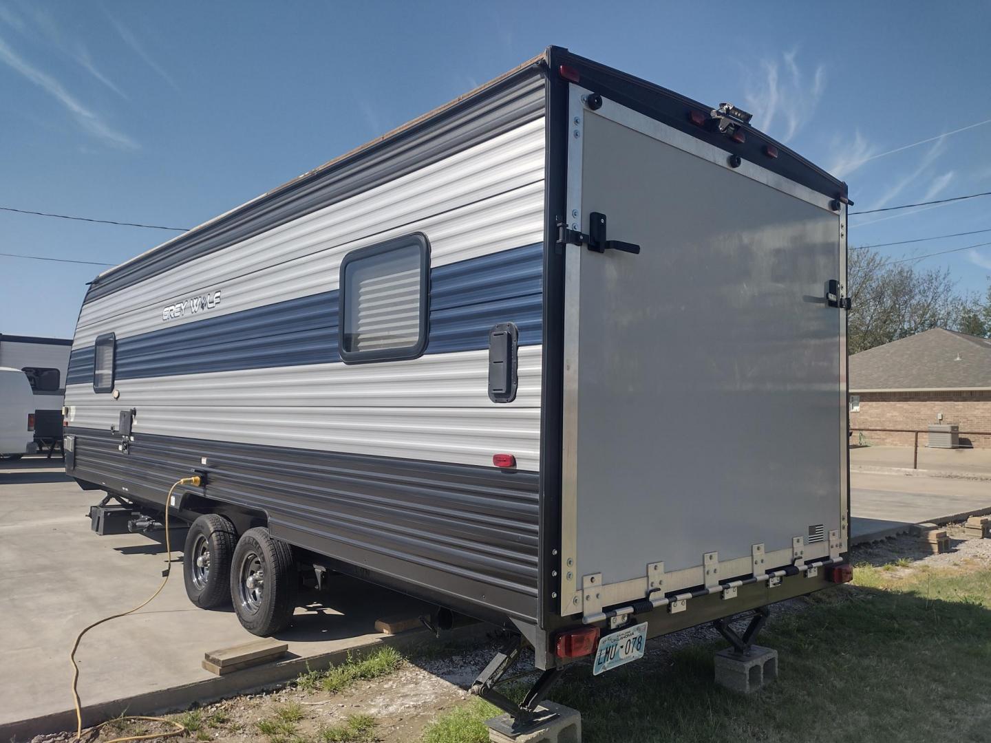 2020 Silver Forest River GREY WOLF PUP 22RR 22RR (4X4TCKX24LK) , located at 17760 Hwy 62, Morris, OK, 74445, 35.609104, -95.877060 - CAMPING SEASON IS HERE! CHECK OUT THIS 2020 FOREST RIVER GREY WOLF PUP TOY HAULER 22RR 29FT OVERALL WITH A 15FT POWER AWNING. IN THE LIVING/KITCHEN AREA IS A FARM STYLE SINK WITH OVERHEAD CABINETS, 3 BURNER STOVE WITH OVEN, OVERHEAD MICROWAVE, PANTRY, MID-SIZE FRIDGE, AM/FM RADIO, BOOTH STYLE DINETT - Photo#4
