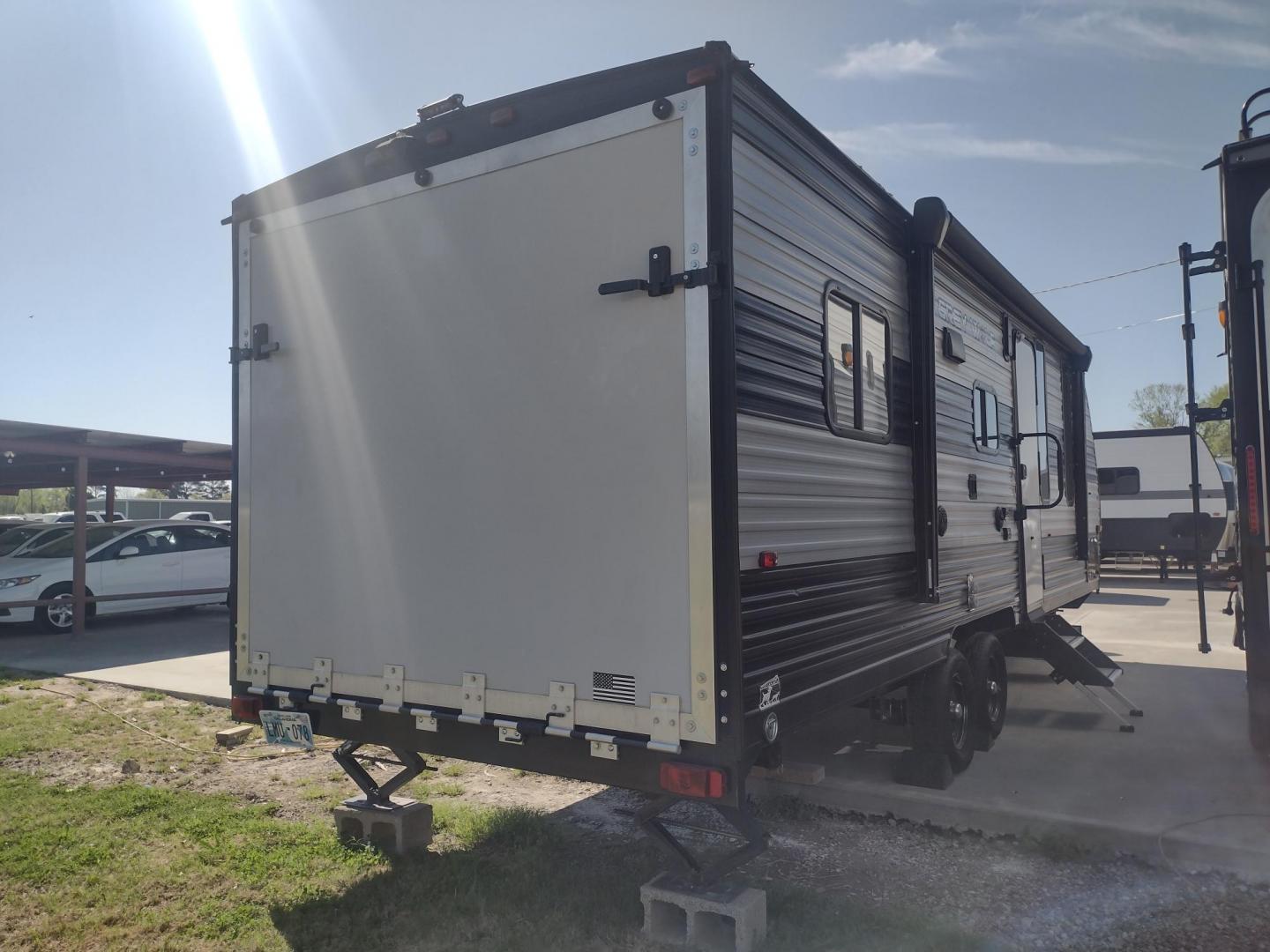 2020 Silver Forest River GREY WOLF PUP 22RR 22RR (4X4TCKX24LK) , located at 17760 Hwy 62, Morris, OK, 74445, 35.609104, -95.877060 - CAMPING SEASON IS HERE! CHECK OUT THIS 2020 FOREST RIVER GREY WOLF PUP TOY HAULER 22RR 29FT OVERALL WITH A 15FT POWER AWNING. IN THE LIVING/KITCHEN AREA IS A FARM STYLE SINK WITH OVERHEAD CABINETS, 3 BURNER STOVE WITH OVEN, OVERHEAD MICROWAVE, PANTRY, MID-SIZE FRIDGE, AM/FM RADIO, BOOTH STYLE DINETT - Photo#6