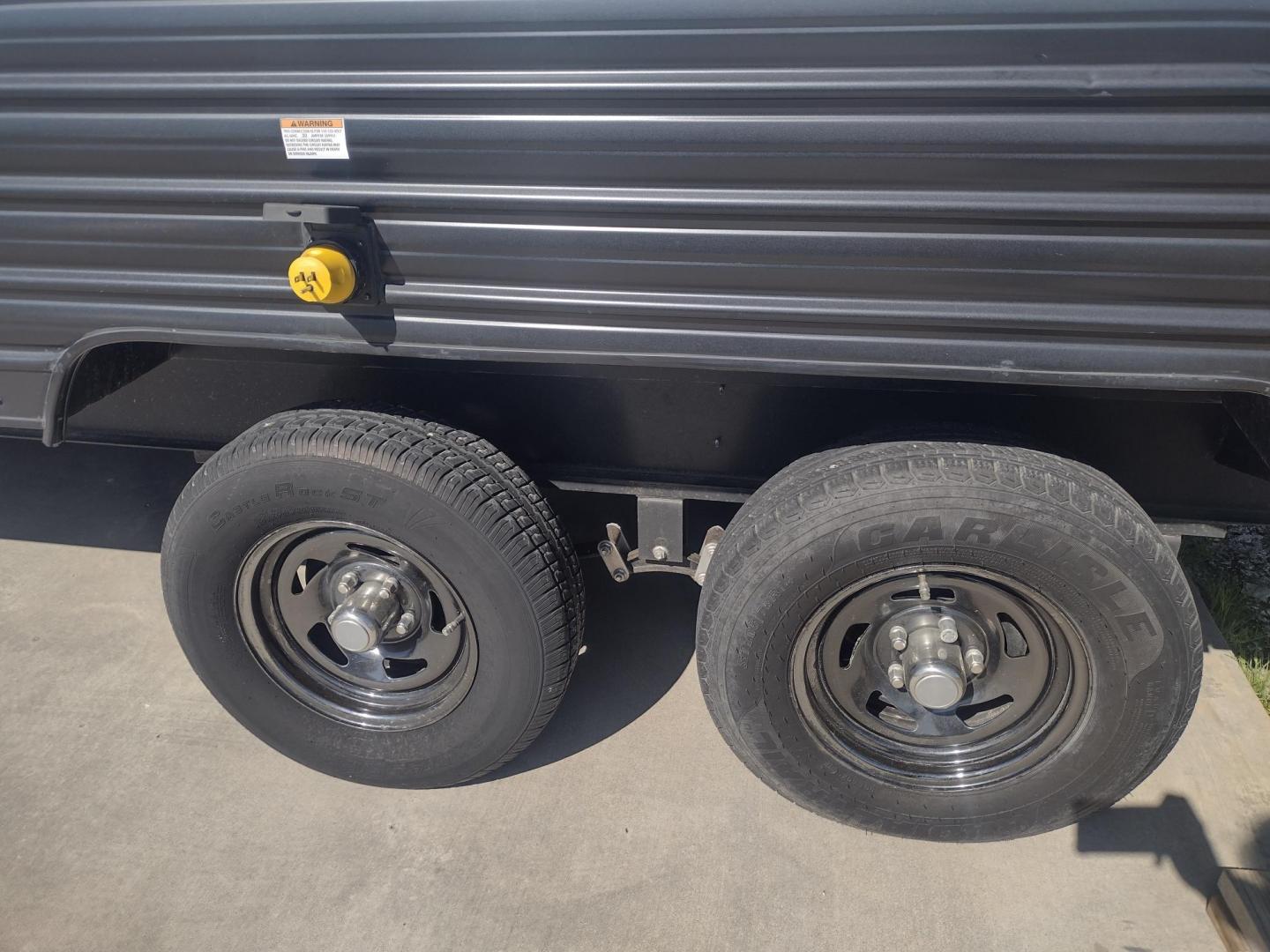 2020 Silver Forest River GREY WOLF PUP 22RR 22RR (4X4TCKX24LK) , located at 17760 Hwy 62, Morris, OK, 74445, 35.609104, -95.877060 - CAMPING SEASON IS HERE! CHECK OUT THIS 2020 FOREST RIVER GREY WOLF PUP TOY HAULER 22RR 29FT OVERALL WITH A 15FT POWER AWNING. IN THE LIVING/KITCHEN AREA IS A FARM STYLE SINK WITH OVERHEAD CABINETS, 3 BURNER STOVE WITH OVEN, OVERHEAD MICROWAVE, PANTRY, MID-SIZE FRIDGE, AM/FM RADIO, BOOTH STYLE DINETT - Photo#9