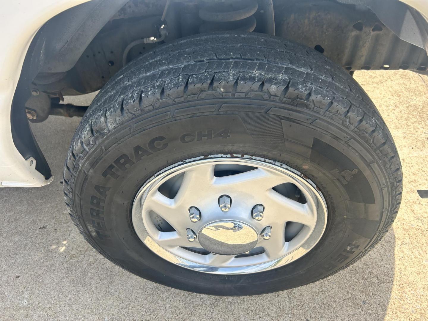 2009 White /Gray Ford E-Series Van E-250 (1FTNE24L49D) with an 5.4L V8 SOHC 16V engine, 4-Speed Automatic transmission, located at 17760 Hwy 62, Morris, OK, 74445, (918) 733-4887, 35.609104, -95.877060 - 2009 FORD E-SERIES VAN E-250 5.4 V8 DEDICATED CNG (COMPRESSED NATURAL GAS) DOES NOT RUN ON GASOLINE. FEATURES MANUAL SEATS, MANUAL LOCKS, MANUAL WINDOWS, MANUAL MIRRORS, AM/FM RADIO, AND WORK SHELF IN THE REAR. IT IS EQUIPPED WITH A CNG FUELING SYSTEM, IT RUNS ON COMPRESSED NATURAL GAS. A PREMIER AL - Photo#23