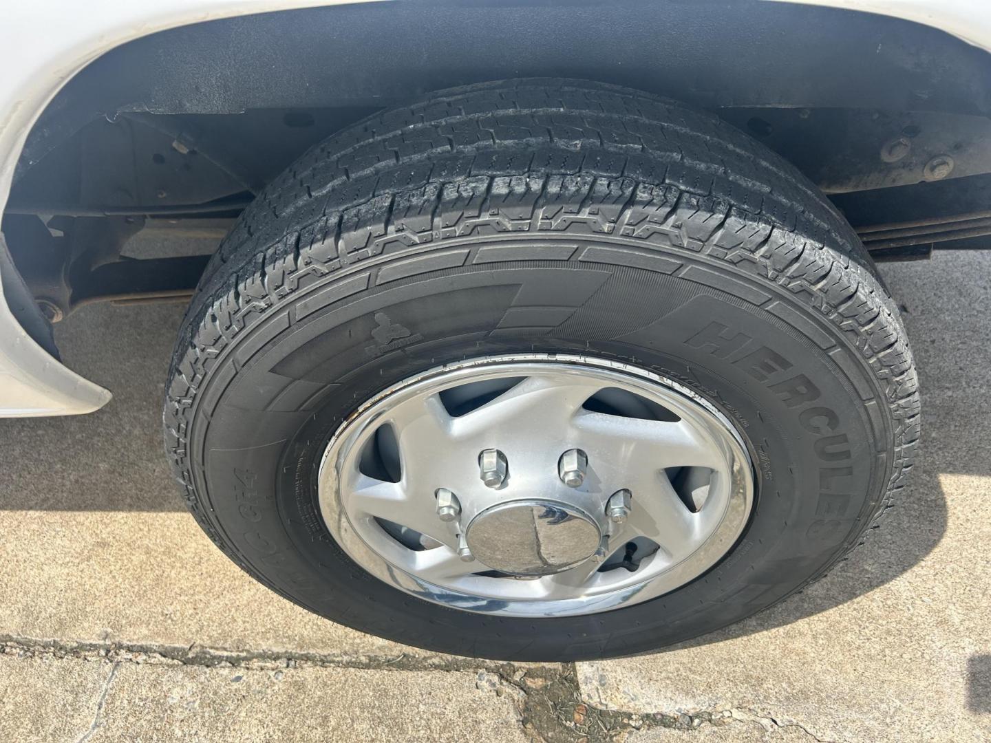2009 White /Gray Ford E-Series Van E-250 (1FTNE24L49D) with an 5.4L V8 SOHC 16V engine, 4-Speed Automatic transmission, located at 17760 Hwy 62, Morris, OK, 74445, (918) 733-4887, 35.609104, -95.877060 - 2009 FORD E-SERIES VAN E-250 5.4 V8 DEDICATED CNG (COMPRESSED NATURAL GAS) DOES NOT RUN ON GASOLINE. FEATURES MANUAL SEATS, MANUAL LOCKS, MANUAL WINDOWS, MANUAL MIRRORS, AM/FM RADIO, AND WORK SHELF IN THE REAR. IT IS EQUIPPED WITH A CNG FUELING SYSTEM, IT RUNS ON COMPRESSED NATURAL GAS. A PREMIER AL - Photo#26
