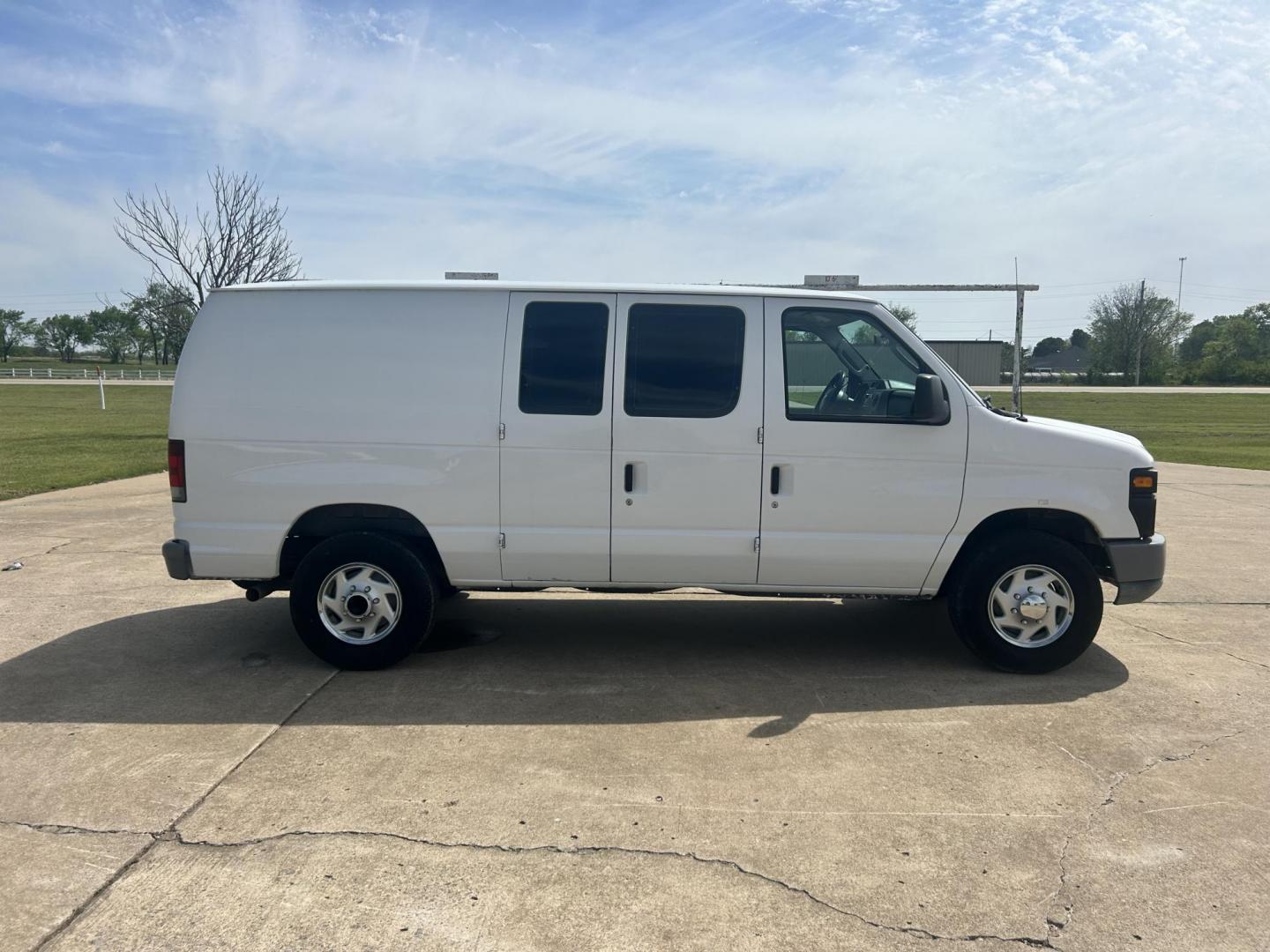 2009 White /Gray Ford E-Series Van E-250 (1FTNE24L49D) with an 5.4L V8 SOHC 16V engine, 4-Speed Automatic transmission, located at 17760 Hwy 62, Morris, OK, 74445, (918) 733-4887, 35.609104, -95.877060 - 2009 FORD E-SERIES VAN E-250 5.4 V8 DEDICATED CNG (COMPRESSED NATURAL GAS) DOES NOT RUN ON GASOLINE. FEATURES MANUAL SEATS, MANUAL LOCKS, MANUAL WINDOWS, MANUAL MIRRORS, AM/FM RADIO, AND WORK SHELF IN THE REAR. IT IS EQUIPPED WITH A CNG FUELING SYSTEM, IT RUNS ON COMPRESSED NATURAL GAS. A PREMIER AL - Photo#3