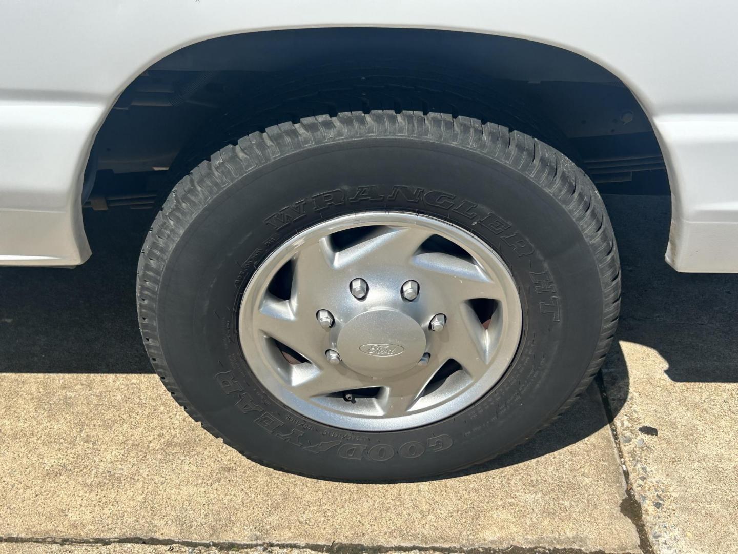 2013 White /TAN Ford E-Series Wagon E-350 XLT Super Duty Extended (1FBSS3BL9DD) with an 5.4L V8 SOHC 16V FFV engine, located at 17760 Hwy 62, Morris, OK, 74445, (918) 733-4887, 35.609104, -95.877060 - 2013 FORD E-350 15 PASSENGER VAN DEDICATED CNG ONLY RUNS ON COMPRESSED NATURAL GAS IT HAS THE 5.4L V8 ENIGINE. IT FEATURES POWER LOCKS, POWER WINDOWS, POWER MIRRORS, CLOTH INTERIOR, AM/FM RADIO, AUXILARY PORT, FRONT AND REAR A/C, TRACTION CONTROL, CRUISE CONTROL, 15 PASSENGER VAN, EQUIPPED WITH BAF - Photo#24