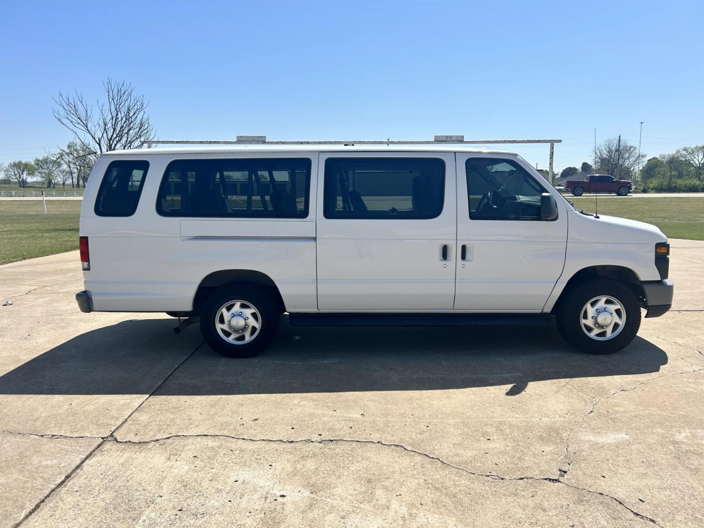 2013 White /TAN Ford E-Series Wagon E-350 XLT Super Duty Extended (1FBSS3BL9DD) with an 5.4L V8 SOHC 16V FFV engine, located at 17760 Hwy 62, Morris, OK, 74445, (918) 733-4887, 35.609104, -95.877060 - 2013 FORD E-350 15 PASSENGER VAN DEDICATED CNG ONLY RUNS ON COMPRESSED NATURAL GAS IT HAS THE 5.4L V8 ENIGINE. IT FEATURES POWER LOCKS, POWER WINDOWS, POWER MIRRORS, CLOTH INTERIOR, AM/FM RADIO, AUXILARY PORT, FRONT AND REAR A/C, TRACTION CONTROL, CRUISE CONTROL, 15 PASSENGER VAN, EQUIPPED WITH BAF - Photo#2