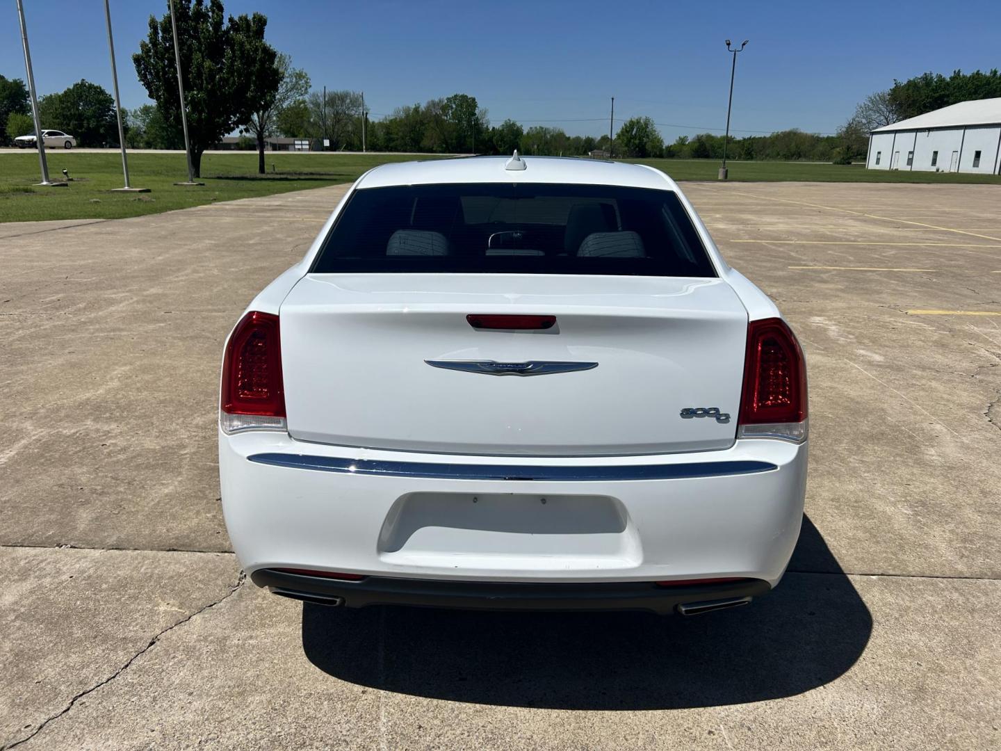 2017 White /BLACK Chrysler 300 C RWD (2C3CCAET3HH) with an 5.7L V8 OHV 16V engine, 8A transmission, located at 17760 Hwy 62, Morris, OK, 74445, (918) 733-4887, 35.609104, -95.877060 - 2017 CHRYSLER 300 5.7L V8 ENGINE RWD. FEATURING REMOTE START, KEYLESS ENTRY, POWER SEATS, POWER WINDOWS, POWER MIRRORS, LEATHER INTERIOR, HEATED AND COOLED FRONT SEATS, HEATED REAR SEATS, HEATED STEERING WHEEL, CRUISE CONTROL, TRACTION CONTROL, MULTI-FUNCTION STEERING WHEEL CONTROL, DUAL CLIMATE CO - Photo#5