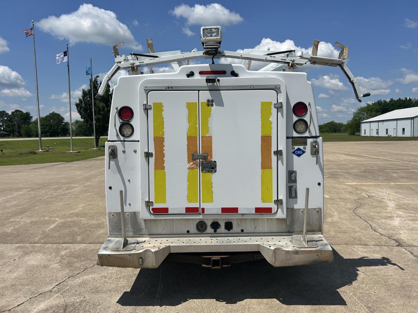 2013 White /Gray Ford F-350 SD 2WD (1FDRF3A62DE) with an 6.2L V8 OHV 16V engine, 6-Speed Automatic transmission, located at 17760 Hwy 62, Morris, OK, 74445, (918) 733-4887, 35.609104, -95.877060 - 2013 FORD F-350 6.2 V8 RWD DEDICATED CNG ONLY RUNS ON COMPRESSED NATURAL GAS AND DOES NOT RUN ON GASOLINE. FEATURES MANUAL SEATS, MANUAL LOCKS, MANUAL WINDOWS, MANUAL MIRRORS, AM/FM STEREO, VINYL SEATS, CRUISE CONTROL, TRACTION CONTROL, FACTORY-EQUIPT TRAILER BREAKS, POWER CONVERTER, GASOLINE CUMMI - Photo#5