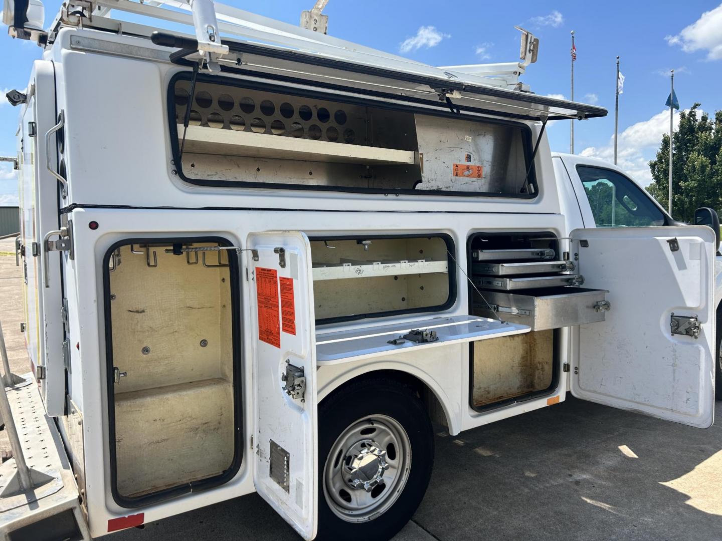 2013 White /Gray Ford F-350 SD 2WD (1FDRF3A62DE) with an 6.2L V8 OHV 16V engine, 6-Speed Automatic transmission, located at 17760 Hwy 62, Morris, OK, 74445, (918) 733-4887, 35.609104, -95.877060 - 2013 FORD F-350 6.2 V8 RWD DEDICATED CNG ONLY RUNS ON COMPRESSED NATURAL GAS AND DOES NOT RUN ON GASOLINE. FEATURES MANUAL SEATS, MANUAL LOCKS, MANUAL WINDOWS, MANUAL MIRRORS, AM/FM STEREO, VINYL SEATS, CRUISE CONTROL, TRACTION CONTROL, FACTORY-EQUIPT TRAILER BREAKS, POWER CONVERTER, GASOLINE CUMMI - Photo#20