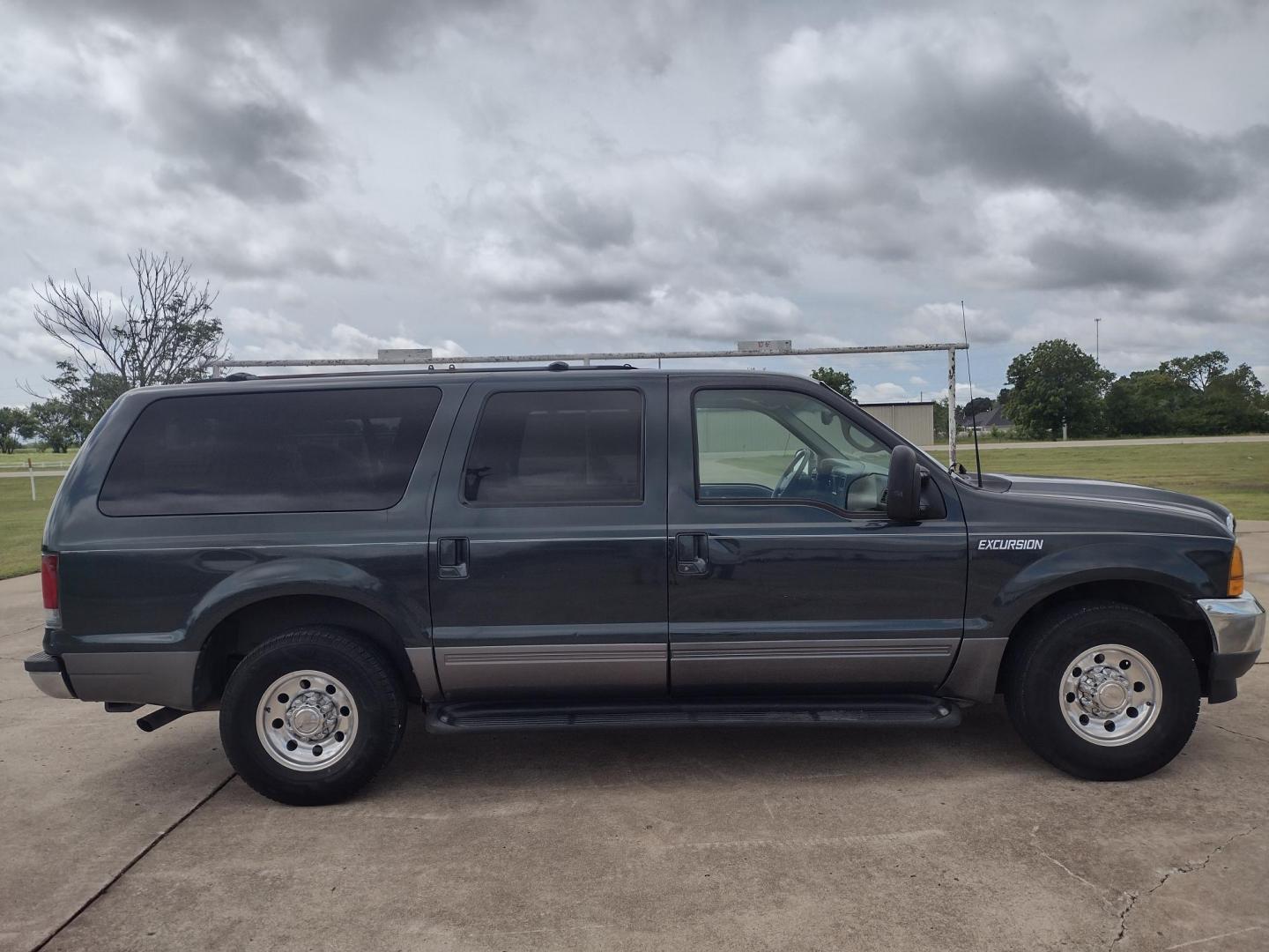 2001 DARK GREEN /TAN Ford Excursion XLT 2WD (1FMNU40S21E) with an 6.8L V10 SOHC 20V engine, 4-Speed Automatic Overdrive transmission, located at 17760 Hwy 62, Morris, OK, 74445, (918) 733-4887, 35.609104, -95.877060 - 2001 FORD EXCURSION XLT 2WD HAS THE 6.8L V10 ENGINE. FEATURES POWER DRIVER SEAT, MANUAL PASSENGER SEAT, POWER LOCKS, POWER WINDOWS, POWER MIRRORS, LEATHER INTERIOR, TOUCH SCREEN AM/FM RADIO, BLUETOOTH RADIO, AUXILLARY PORT, USB PORT, CRUISE CONTROL, 2ND AND 3RD ROW SEATING, REAR AC CONTROL, AND TRAI - Photo#3