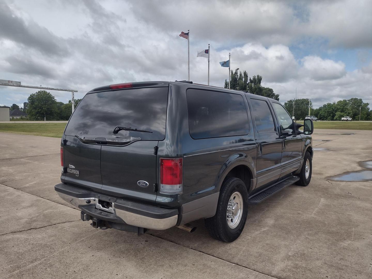 2001 DARK GREEN /TAN Ford Excursion XLT 2WD (1FMNU40S21E) with an 6.8L V10 SOHC 20V engine, 4-Speed Automatic Overdrive transmission, located at 17760 Hwy 62, Morris, OK, 74445, (918) 733-4887, 35.609104, -95.877060 - 2001 FORD EXCURSION XLT 2WD HAS THE 6.8L V10 ENGINE. FEATURES POWER DRIVER SEAT, MANUAL PASSENGER SEAT, POWER LOCKS, POWER WINDOWS, POWER MIRRORS, LEATHER INTERIOR, TOUCH SCREEN AM/FM RADIO, BLUETOOTH RADIO, AUXILLARY PORT, USB PORT, CRUISE CONTROL, 2ND AND 3RD ROW SEATING, REAR AC CONTROL, AND TRAI - Photo#4