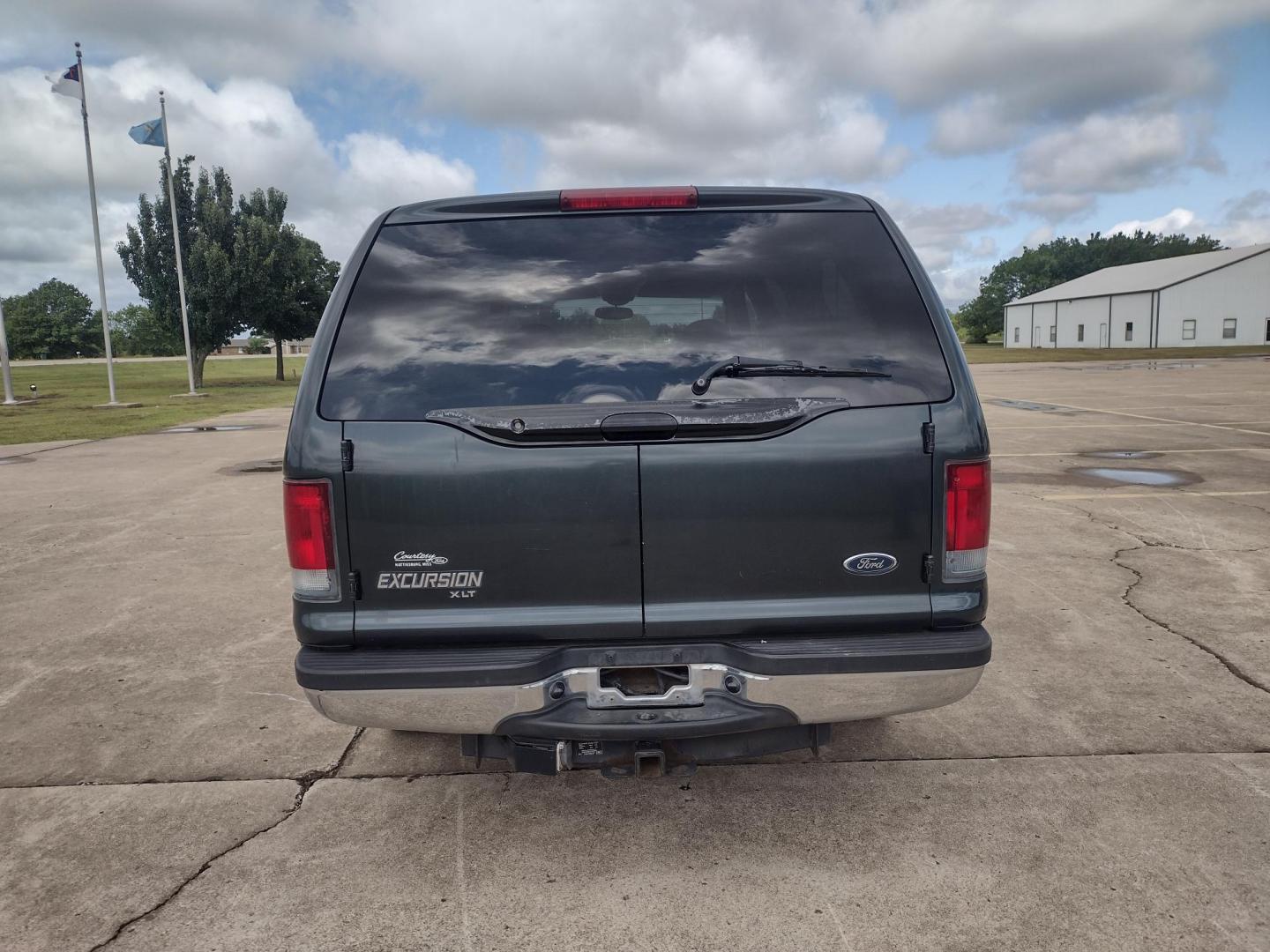 2001 DARK GREEN /TAN Ford Excursion XLT 2WD (1FMNU40S21E) with an 6.8L V10 SOHC 20V engine, 4-Speed Automatic Overdrive transmission, located at 17760 Hwy 62, Morris, OK, 74445, (918) 733-4887, 35.609104, -95.877060 - 2001 FORD EXCURSION XLT 2WD HAS THE 6.8L V10 ENGINE. FEATURES POWER DRIVER SEAT, MANUAL PASSENGER SEAT, POWER LOCKS, POWER WINDOWS, POWER MIRRORS, LEATHER INTERIOR, TOUCH SCREEN AM/FM RADIO, BLUETOOTH RADIO, AUXILLARY PORT, USB PORT, CRUISE CONTROL, 2ND AND 3RD ROW SEATING, REAR AC CONTROL, AND TRAI - Photo#5