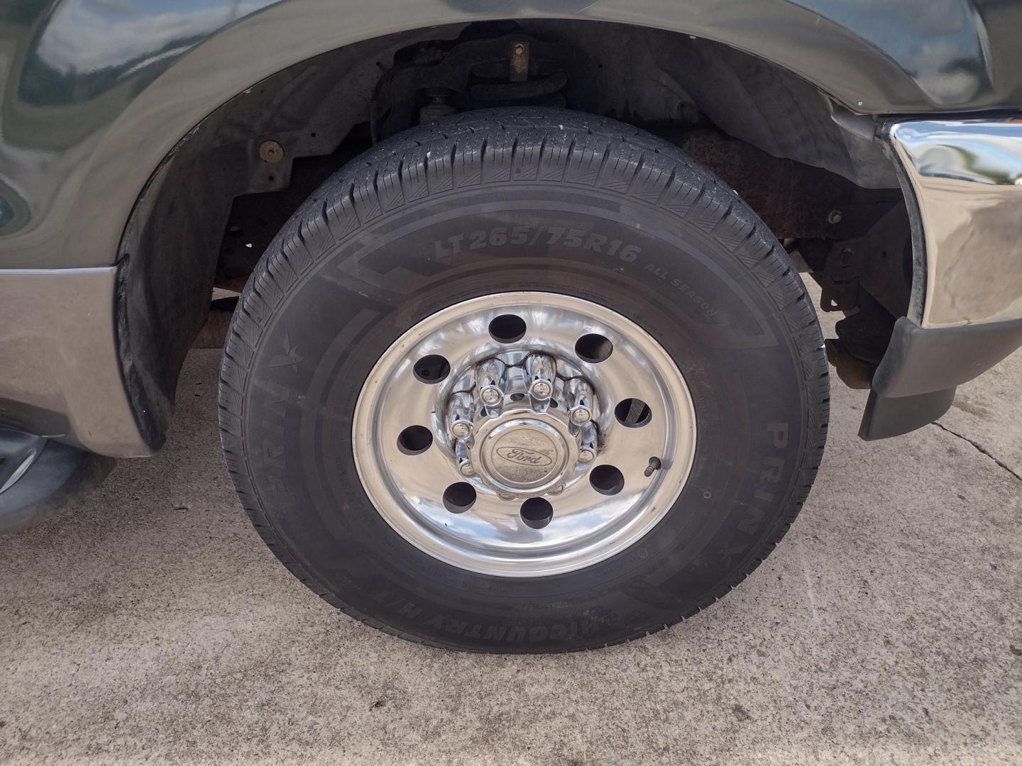 2001 DARK GREEN /TAN Ford Excursion XLT 2WD (1FMNU40S21E) with an 6.8L V10 SOHC 20V engine, 4-Speed Automatic Overdrive transmission, located at 17760 Hwy 62, Morris, OK, 74445, (918) 733-4887, 35.609104, -95.877060 - 2001 FORD EXCURSION XLT 2WD HAS THE 6.8L V10 ENGINE. FEATURES POWER DRIVER SEAT, MANUAL PASSENGER SEAT, POWER LOCKS, POWER WINDOWS, POWER MIRRORS, LEATHER INTERIOR, TOUCH SCREEN AM/FM RADIO, BLUETOOTH RADIO, AUXILLARY PORT, USB PORT, CRUISE CONTROL, 2ND AND 3RD ROW SEATING, REAR AC CONTROL, AND TRAI - Photo#27