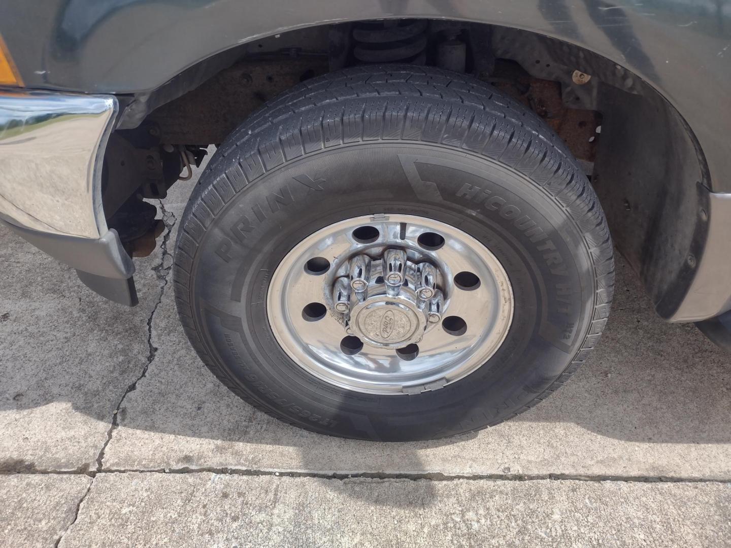 2001 DARK GREEN /TAN Ford Excursion XLT 2WD (1FMNU40S21E) with an 6.8L V10 SOHC 20V engine, 4-Speed Automatic Overdrive transmission, located at 17760 Hwy 62, Morris, OK, 74445, (918) 733-4887, 35.609104, -95.877060 - 2001 FORD EXCURSION XLT 2WD HAS THE 6.8L V10 ENGINE. FEATURES POWER DRIVER SEAT, MANUAL PASSENGER SEAT, POWER LOCKS, POWER WINDOWS, POWER MIRRORS, LEATHER INTERIOR, TOUCH SCREEN AM/FM RADIO, BLUETOOTH RADIO, AUXILLARY PORT, USB PORT, CRUISE CONTROL, 2ND AND 3RD ROW SEATING, REAR AC CONTROL, AND TRAI - Photo#30
