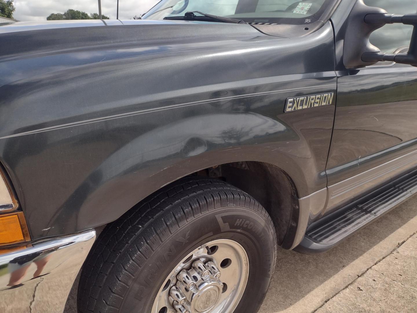 2001 DARK GREEN /TAN Ford Excursion XLT 2WD (1FMNU40S21E) with an 6.8L V10 SOHC 20V engine, 4-Speed Automatic Overdrive transmission, located at 17760 Hwy 62, Morris, OK, 74445, (918) 733-4887, 35.609104, -95.877060 - 2001 FORD EXCURSION XLT 2WD HAS THE 6.8L V10 ENGINE. FEATURES POWER DRIVER SEAT, MANUAL PASSENGER SEAT, POWER LOCKS, POWER WINDOWS, POWER MIRRORS, LEATHER INTERIOR, TOUCH SCREEN AM/FM RADIO, BLUETOOTH RADIO, AUXILLARY PORT, USB PORT, CRUISE CONTROL, 2ND AND 3RD ROW SEATING, REAR AC CONTROL, AND TRAI - Photo#32