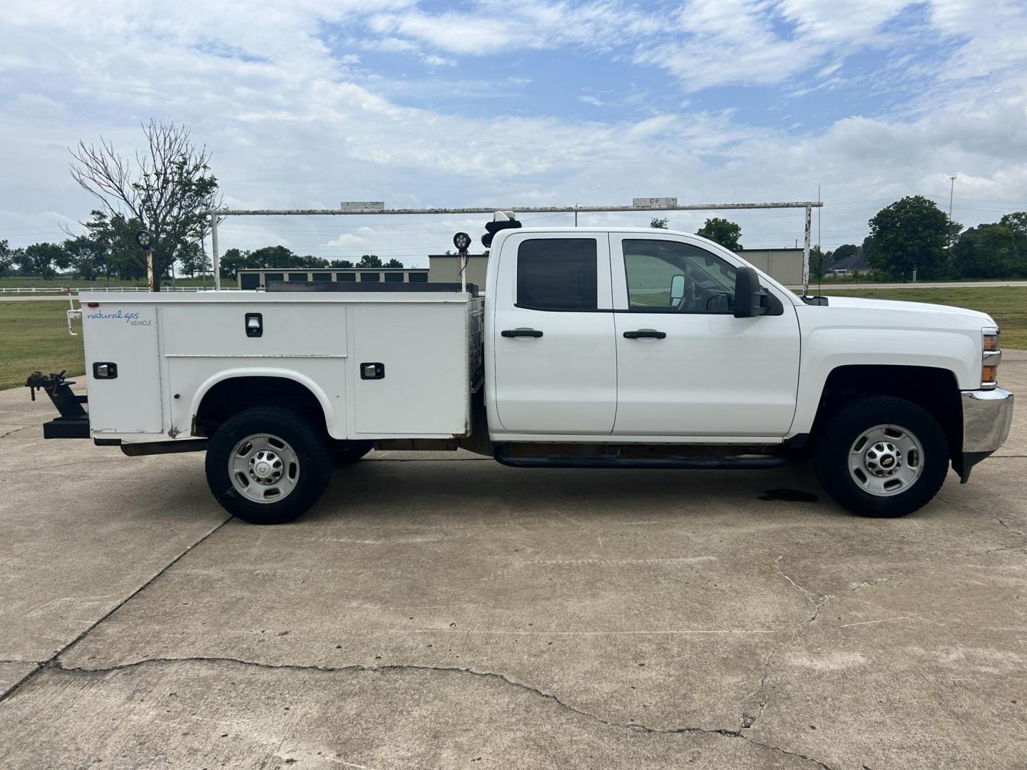 2015 White /Gray Chevrolet Silverado 2500HD Work Truck Double Cab 2WD (1GC2CUEG3FZ) with an 6.0L V8 OHV 16V FFV engine, 6-Speed Automatic transmission, located at 17760 Hwy 62, Morris, OK, 74445, (918) 733-4887, 35.609104, -95.877060 - 2015 CHEVY SILVERADO 2500 HD HAS THE 6.0L V8 AND IS 2WD. IT FEATURES POWER LOCKS, POWER WINDOWS, MANUAL SEATS, CLOTH INTERIOR, NO BACK SEAT REMOVED FOR WORK SHELVING, AM/FM RADIO, BACKUP CAMERA, TRACTION CONTOL, TOOL BED, PIPE VICE AND HITCH. IT RUNS ON CNG (COMPRESSED NATURAL GAS) OR GASOLINE. A PR - Photo#3