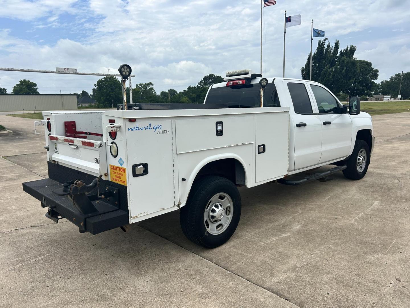 2015 White /Gray Chevrolet Silverado 2500HD Work Truck Double Cab 2WD (1GC2CUEG3FZ) with an 6.0L V8 OHV 16V FFV engine, 6-Speed Automatic transmission, located at 17760 Hwy 62, Morris, OK, 74445, (918) 733-4887, 35.609104, -95.877060 - 2015 CHEVY SILVERADO 2500 HD HAS THE 6.0L V8 AND IS 2WD. IT FEATURES POWER LOCKS, POWER WINDOWS, MANUAL SEATS, CLOTH INTERIOR, NO BACK SEAT REMOVED FOR WORK SHELVING, AM/FM RADIO, BACKUP CAMERA, TRACTION CONTOL, TOOL BED, PIPE VICE AND HITCH. IT RUNS ON CNG (COMPRESSED NATURAL GAS) OR GASOLINE. A PR - Photo#4