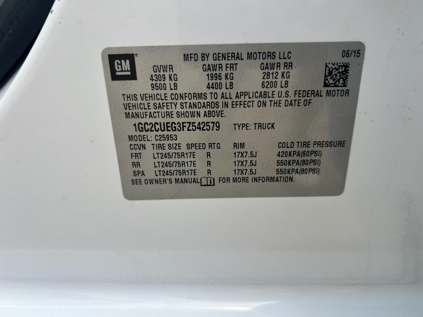2015 White /Gray Chevrolet Silverado 2500HD Work Truck Double Cab 2WD (1GC2CUEG3FZ) with an 6.0L V8 OHV 16V FFV engine, 6-Speed Automatic transmission, located at 17760 Hwy 62, Morris, OK, 74445, (918) 733-4887, 35.609104, -95.877060 - 2015 CHEVY SILVERADO 2500 HD HAS THE 6.0L V8 AND IS 2WD. IT FEATURES POWER LOCKS, POWER WINDOWS, MANUAL SEATS, CLOTH INTERIOR, NO BACK SEAT REMOVED FOR WORK SHELVING, AM/FM RADIO, BACKUP CAMERA, TRACTION CONTOL, TOOL BED, PIPE VICE AND HITCH. IT RUNS ON CNG (COMPRESSED NATURAL GAS) OR GASOLINE. A PR - Photo#30