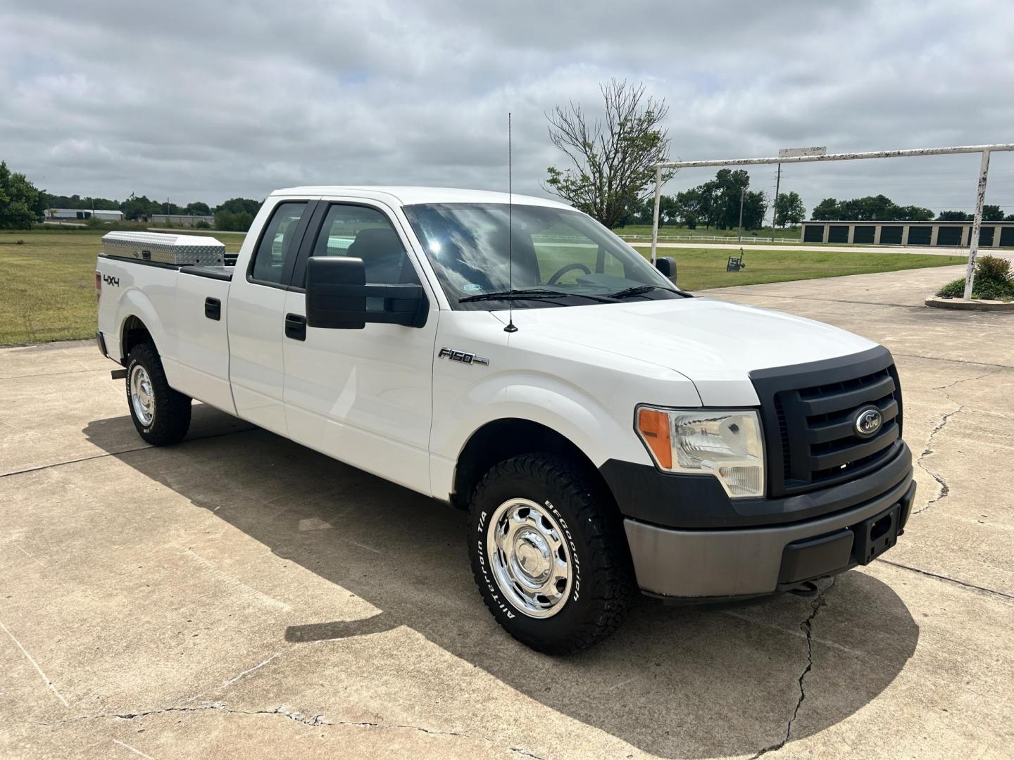2012 White /Gray Ford F-150 XL 4WD (1FTVX1EF8CK) with an 5.0L V8 OHV 16V engine, 6-Speed Automatic transmission, located at 17760 Hwy 62, Morris, OK, 74445, (918) 733-4887, 35.609104, -95.877060 - Photo#2