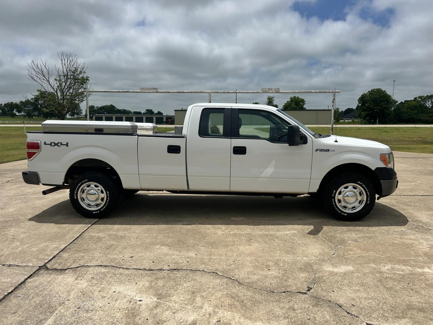 2012 White /Gray Ford F-150 XL 4WD (1FTVX1EF8CK) with an 5.0L V8 OHV 16V engine, 6-Speed Automatic transmission, located at 17760 Hwy 62, Morris, OK, 74445, (918) 733-4887, 35.609104, -95.877060 - Photo#3