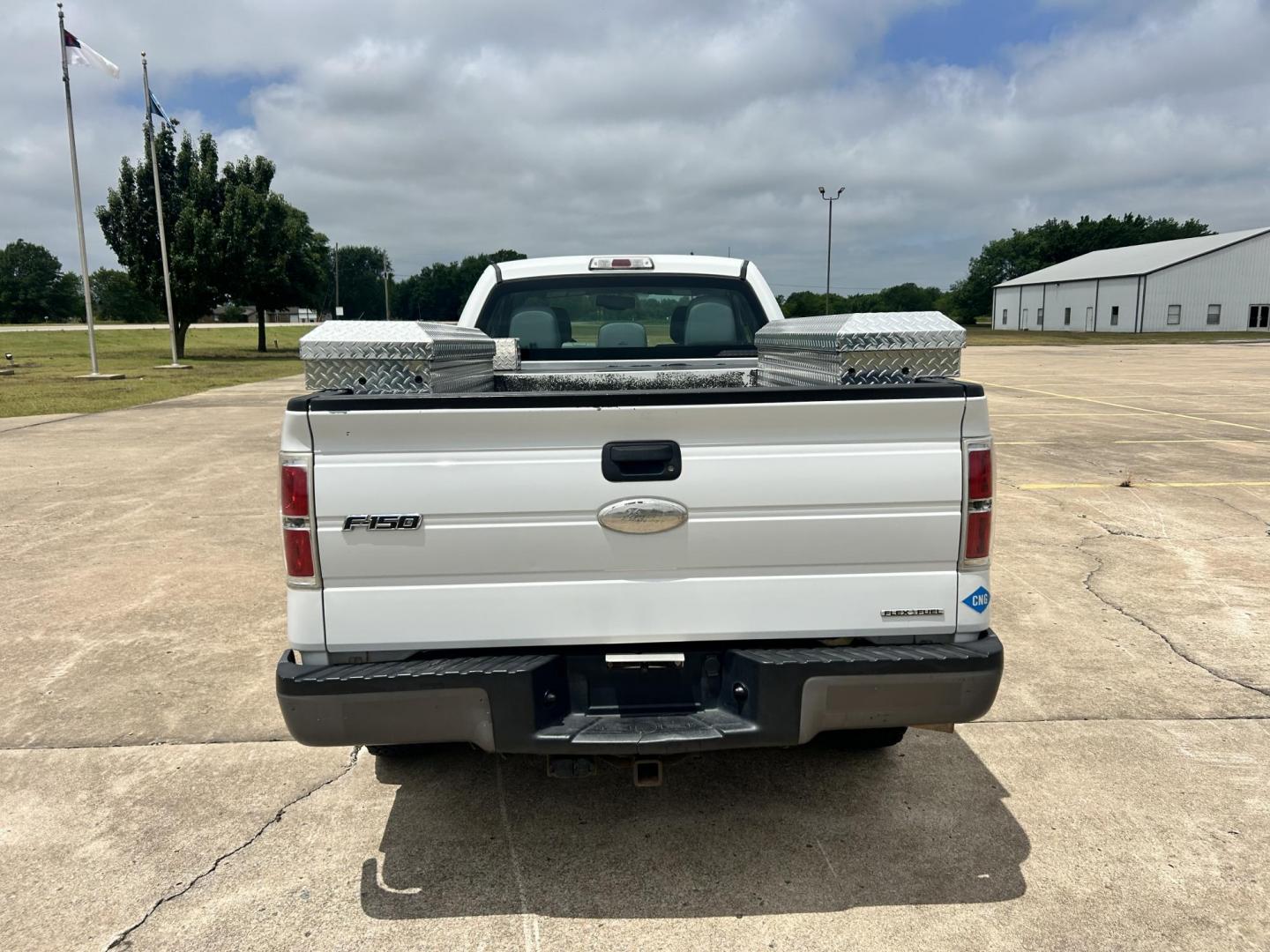 2012 White /Gray Ford F-150 XL 4WD (1FTVX1EF8CK) with an 5.0L V8 OHV 16V engine, 6-Speed Automatic transmission, located at 17760 Hwy 62, Morris, OK, 74445, (918) 733-4887, 35.609104, -95.877060 - Photo#5