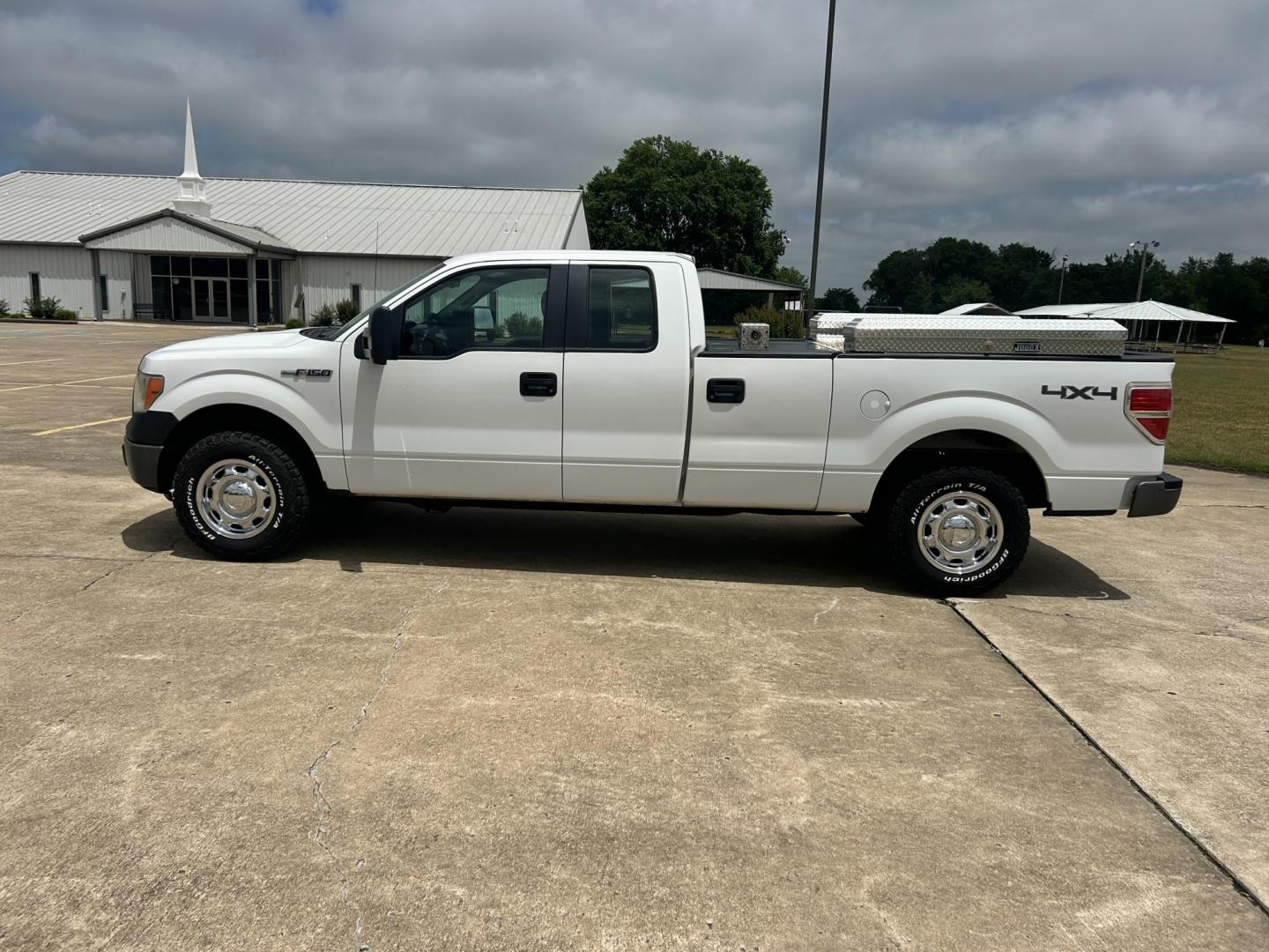 2012 White /Gray Ford F-150 XL 4WD (1FTVX1EF8CK) with an 5.0L V8 OHV 16V engine, 6-Speed Automatic transmission, located at 17760 Hwy 62, Morris, OK, 74445, (918) 733-4887, 35.609104, -95.877060 - Photo#7