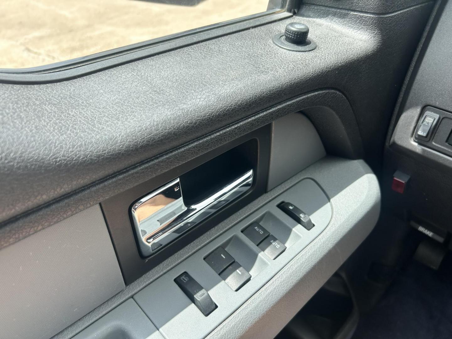 2012 White /Gray Ford F-150 XL 4WD (1FTVX1EF8CK) with an 5.0L V8 OHV 16V engine, 6-Speed Automatic transmission, located at 17760 Hwy 62, Morris, OK, 74445, (918) 733-4887, 35.609104, -95.877060 - Photo#8