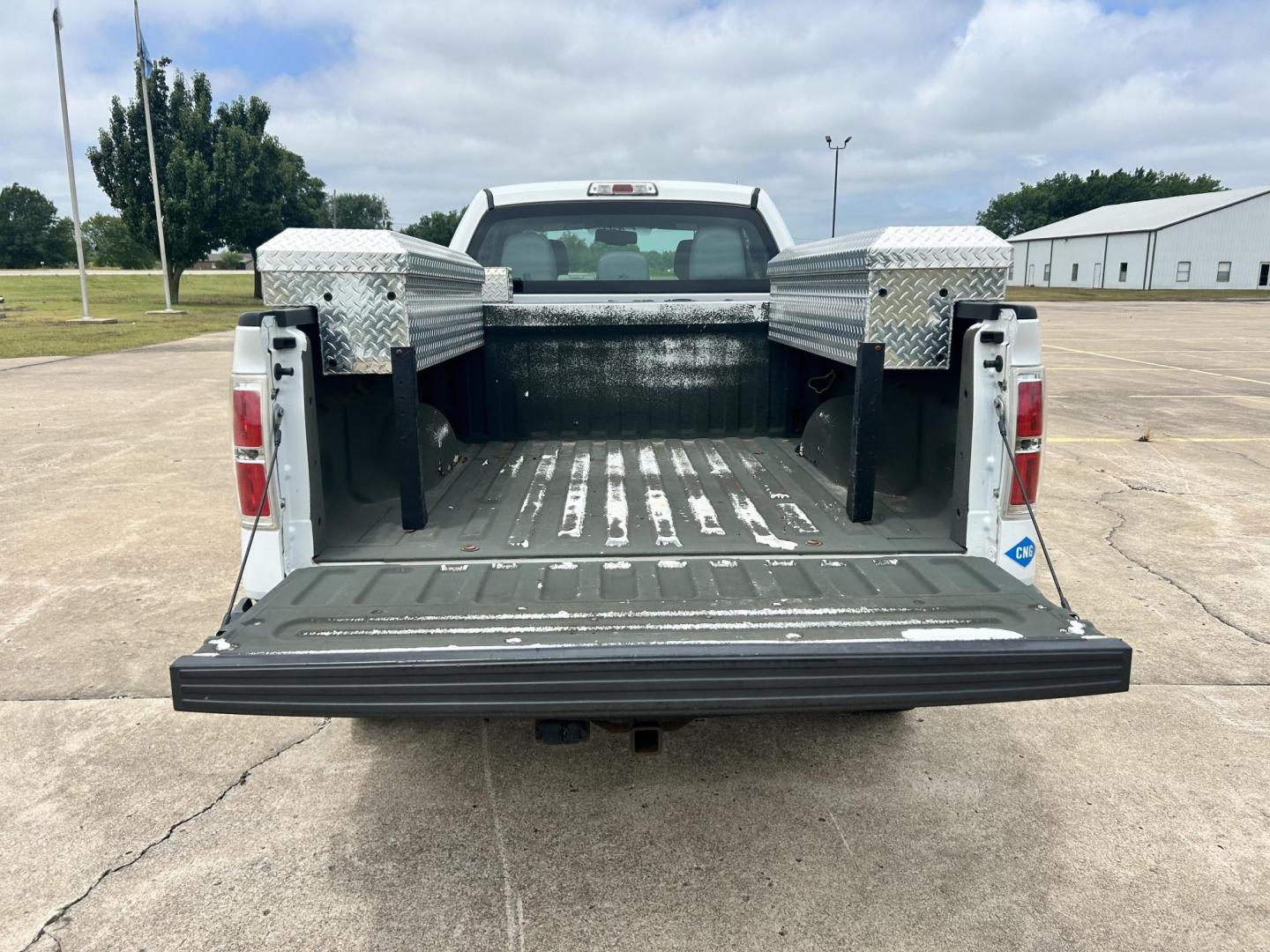 2012 White /Gray Ford F-150 XL 4WD (1FTVX1EF8CK) with an 5.0L V8 OHV 16V engine, 6-Speed Automatic transmission, located at 17760 Hwy 62, Morris, OK, 74445, (918) 733-4887, 35.609104, -95.877060 - Photo#17