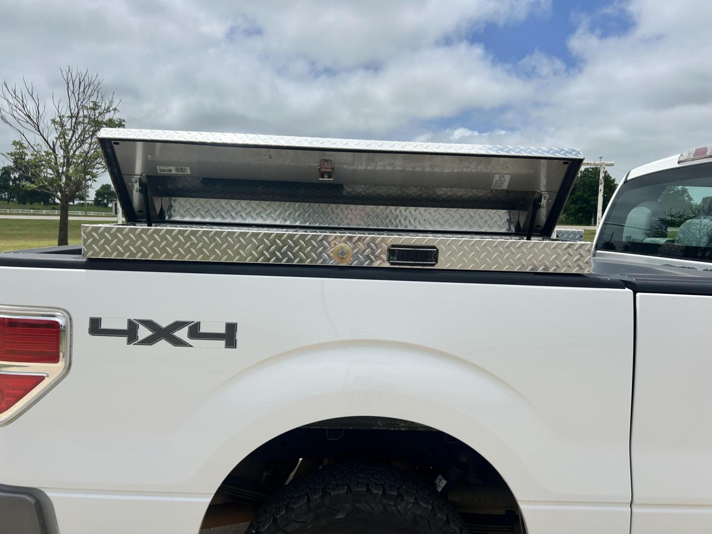 2012 White /Gray Ford F-150 XL 4WD (1FTVX1EF8CK) with an 5.0L V8 OHV 16V engine, 6-Speed Automatic transmission, located at 17760 Hwy 62, Morris, OK, 74445, (918) 733-4887, 35.609104, -95.877060 - Photo#18