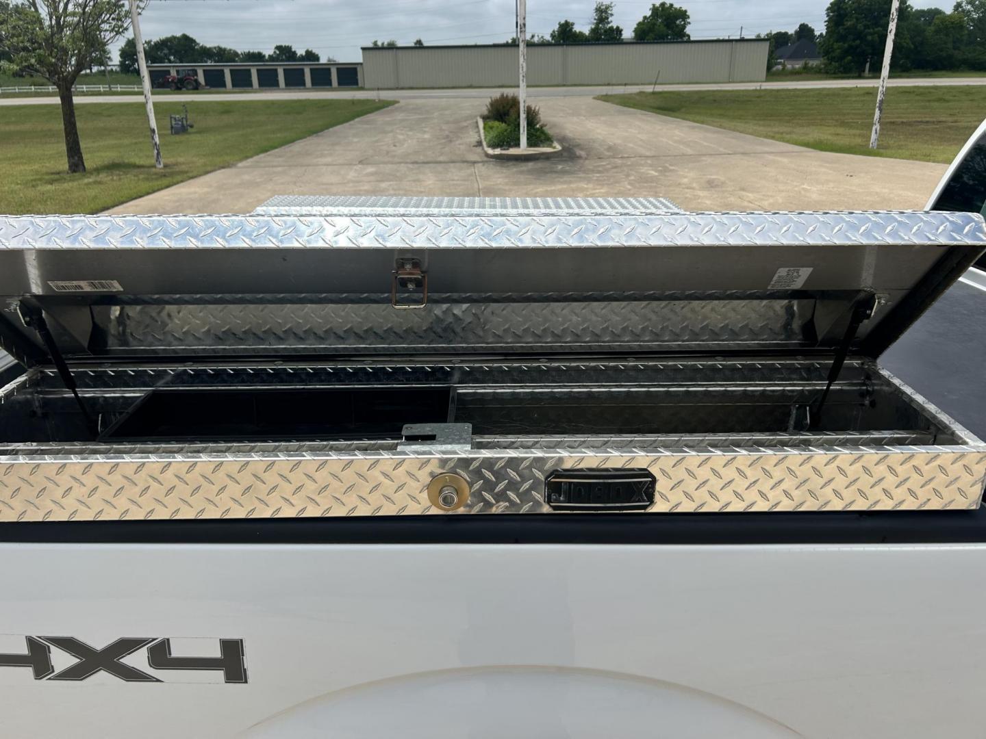 2012 White /Gray Ford F-150 XL 4WD (1FTVX1EF8CK) with an 5.0L V8 OHV 16V engine, 6-Speed Automatic transmission, located at 17760 Hwy 62, Morris, OK, 74445, (918) 733-4887, 35.609104, -95.877060 - Photo#19