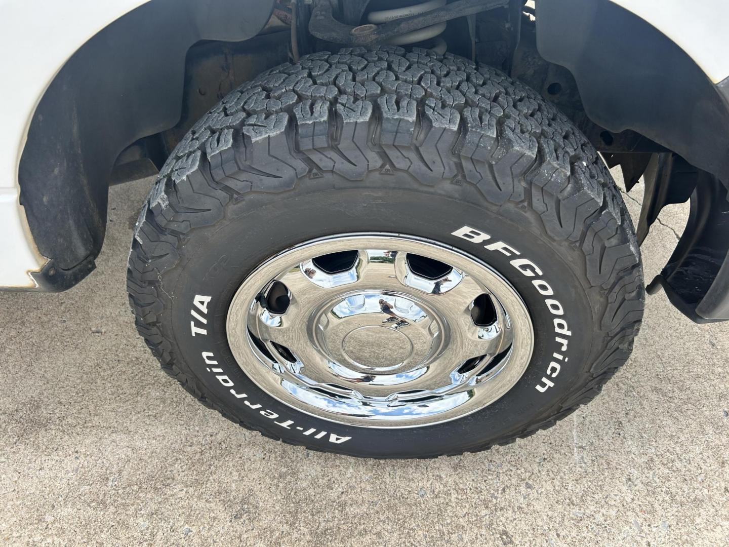 2012 White /Gray Ford F-150 XL 4WD (1FTVX1EF8CK) with an 5.0L V8 OHV 16V engine, 6-Speed Automatic transmission, located at 17760 Hwy 62, Morris, OK, 74445, (918) 733-4887, 35.609104, -95.877060 - Photo#30