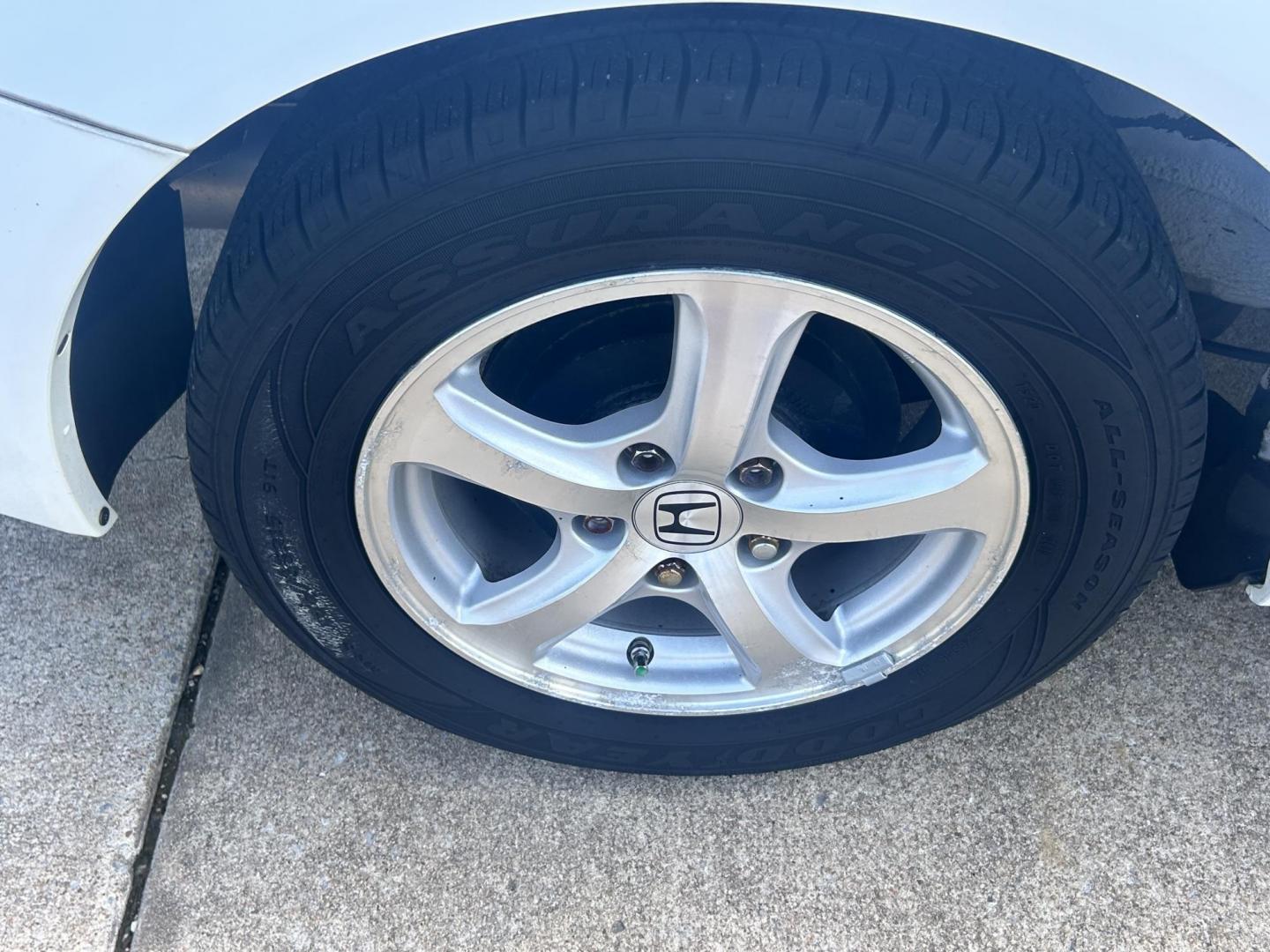2012 White /Gray Honda Civic CNG Sedan 5-Speed AT (19XFB5F57CE) with an 1.8L L4 SOHC 16V CNG engine, 5-Speed Automatic transmission, located at 17760 Hwy 62, Morris, OK, 74445, (918) 733-4887, 35.609104, -95.877060 - 2012 HONDA CIVIC DEDICATED CNG HAS A 1.8L 4 CYLINDER ENGINE AND IS 2WD. HAS KEYLESS REMOTE ENTRY, MANUAL SEATS, POWER LOCKS, POWER MIRRORS, POWER WINDOWS. HAS AM/FM RADIO, CD PLAYER, BLUETOOTH HANDS-FREE CALLING, AUX PORT, USB PORT, CRUISE CONTROL, AND TRACTION CONTROL. 33,146 MILES. 195/65R15 TIRES - Photo#24
