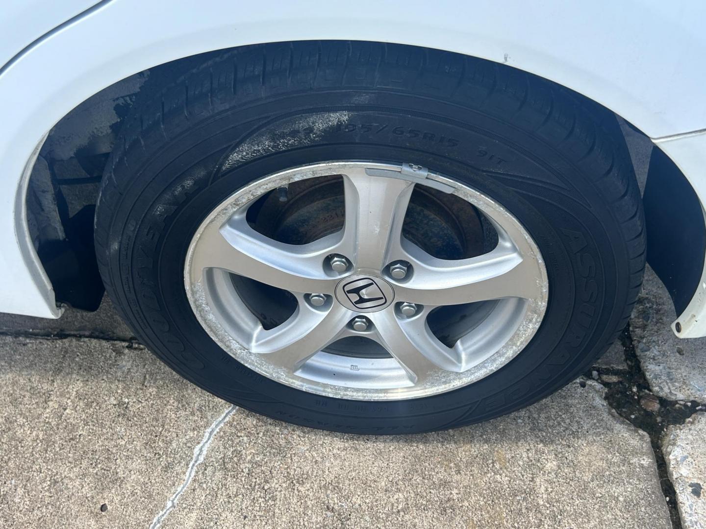 2012 White /Gray Honda Civic CNG Sedan 5-Speed AT (19XFB5F57CE) with an 1.8L L4 SOHC 16V CNG engine, 5-Speed Automatic transmission, located at 17760 Hwy 62, Morris, OK, 74445, (918) 733-4887, 35.609104, -95.877060 - 2012 HONDA CIVIC DEDICATED CNG HAS A 1.8L 4 CYLINDER ENGINE AND IS 2WD. HAS KEYLESS REMOTE ENTRY, MANUAL SEATS, POWER LOCKS, POWER MIRRORS, POWER WINDOWS. HAS AM/FM RADIO, CD PLAYER, BLUETOOTH HANDS-FREE CALLING, AUX PORT, USB PORT, CRUISE CONTROL, AND TRACTION CONTROL. 33,146 MILES. 195/65R15 TIRES - Photo#25