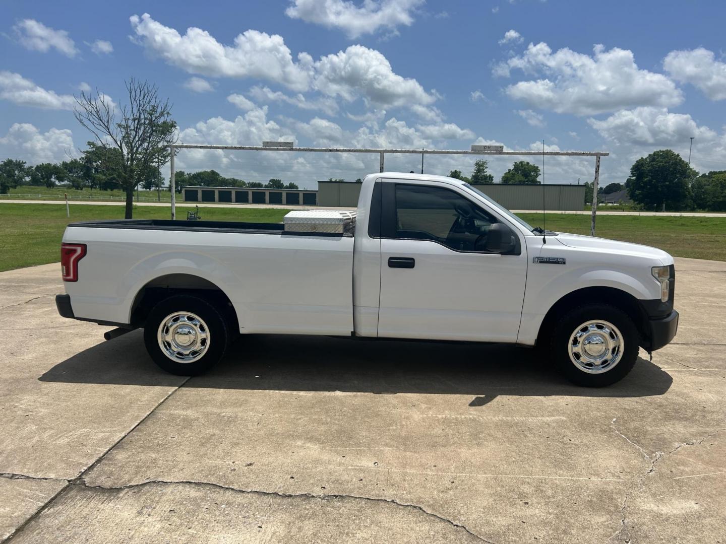 2016 White /Gray Ford F-150 XL 6.5-ft. Bed 2WD (1FTMF1CF9GK) with an 5.0L V8 engine, 6A transmission, located at 17760 Hwy 62, Morris, OK, 74445, (918) 733-4887, 35.609104, -95.877060 - 2016 FORD F150 XL 6.5FT BED 2WD WITH THE 5.0 V8 ENGINE. FEATURES A REMOTE KEYLESS ENTRY, POWER LOCKS, POWER WINDOWS, POWER MIRRORS, MANUEL SEATS, CLOTH SEATS, BACKUP CAMERA, AM/FM RADIO, CD PLAYER, AUXILIARY PORT, TRACTION CONTROL, BEDLINER, AND JOBOX TOOL BOX. 245/70R17 TIRES AND ONLY 86,390 MILES - Photo#3
