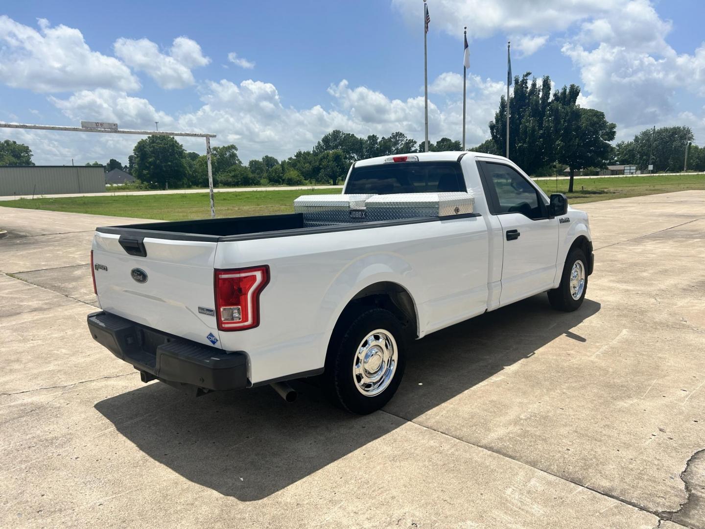 2016 White /Gray Ford F-150 XL 6.5-ft. Bed 2WD (1FTMF1CF9GK) with an 5.0L V8 engine, 6A transmission, located at 17760 Hwy 62, Morris, OK, 74445, (918) 733-4887, 35.609104, -95.877060 - 2016 FORD F150 XL 6.5FT BED 2WD WITH THE 5.0 V8 ENGINE. FEATURES A REMOTE KEYLESS ENTRY, POWER LOCKS, POWER WINDOWS, POWER MIRRORS, MANUEL SEATS, CLOTH SEATS, BACKUP CAMERA, AM/FM RADIO, CD PLAYER, AUXILIARY PORT, TRACTION CONTROL, BEDLINER, AND JOBOX TOOL BOX. 245/70R17 TIRES AND ONLY 86,390 MILES - Photo#4