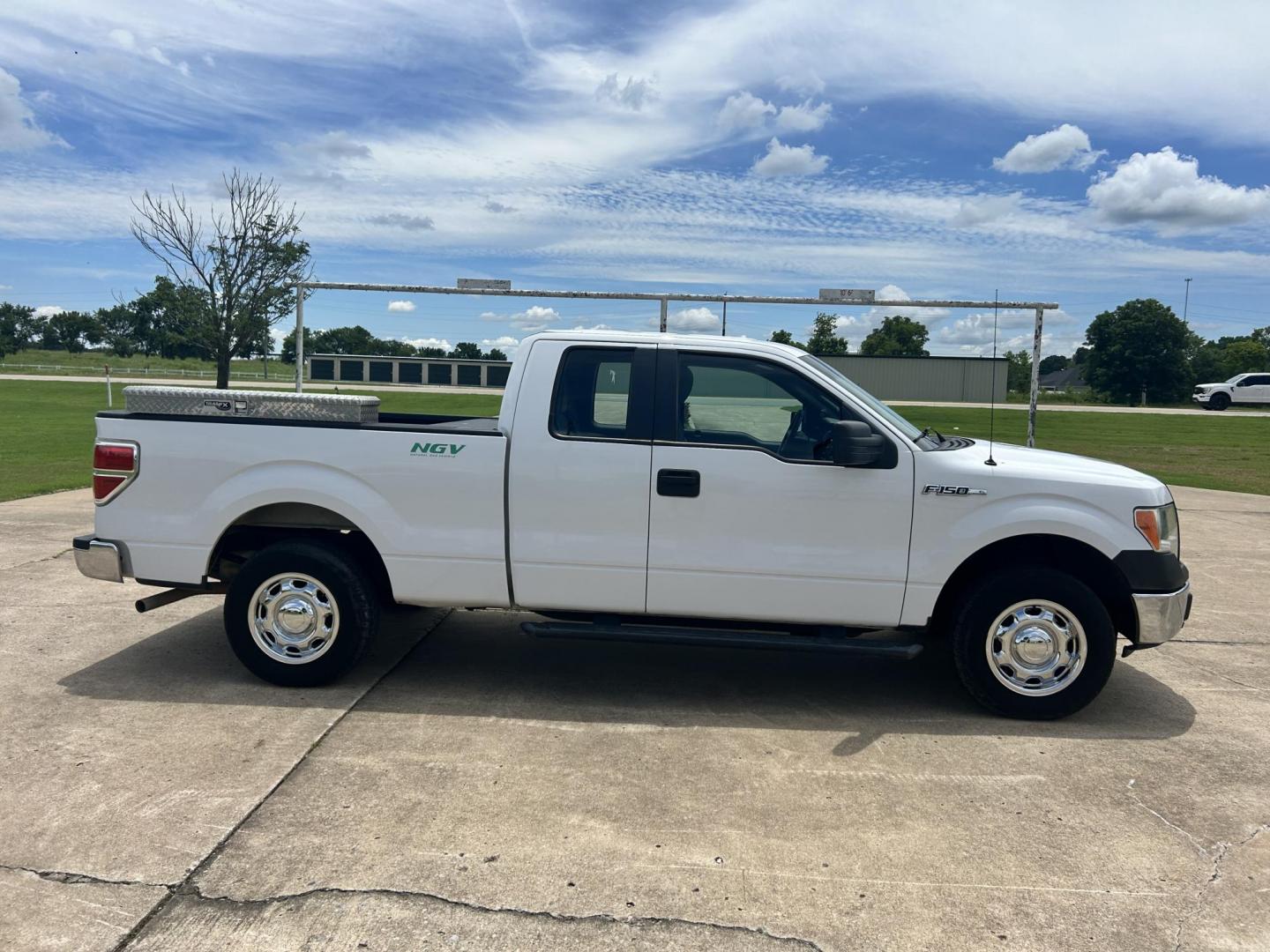 2014 White /Gray Ford F-150 (1FTEX1EM6EK) with an 3.7L V6 DOHC 24V engine, 6-Speed Automatic transmission, located at 17760 Hwy 62, Morris, OK, 74445, (918) 733-4887, 35.609104, -95.877060 - 2014 FORD F-150 XL EXTENDED CAB. 4WD 3.7L V6 BI-FUEL SYSTEM RUNS ON CNG OR GASOLINE. FEATURES KEYLESS REMOTE ENTRY, POWER LOCKS, POWER WINDOWS, AM/FM STEREO, SIRIUS XM STEREO, CD PLAYER, AUXILLARY PORT, CRUISE CONTROL, TRACTION CONTROL, MULTI-FUNCTIONING STEERING WHEEL CONTROLS, TRAILER HITCH, AND - Photo#3